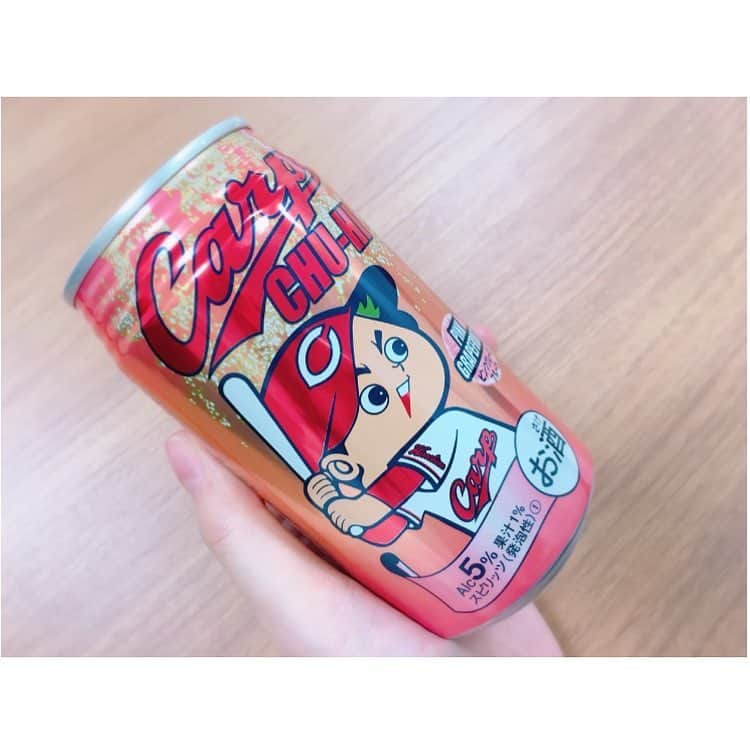 小越しほみさんのインスタグラム写真 - (小越しほみInstagram)「広島で買ったCARPチューハイ⚾️🌸 パッケージかわいすぎてオサレに撮ろうと思ってたのに、帰ったらつかれて結局干物のまま飲んで寝落ち🤦‍♀️ 眼鏡が曲がってるのは加工失敗じゃないよ長い歴史の蓄積の証です👓✨ こ、今年こそ買いかえるんじゃ...🤦‍♂️ ・ #広島 #広島土産 #チューハイ #carpチューハイ #カープ #carp #これだけでよっぱらう #経済的で助かります #干物女 #オンとオフの差が激しい #そろそろやる気出します」2月11日 19時24分 - shihomi1129