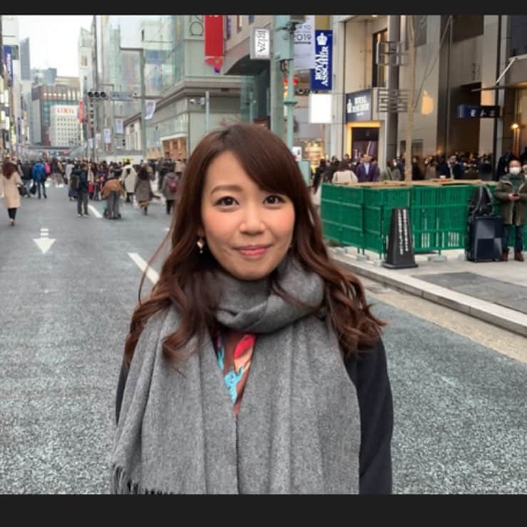 のインスタグラム：「今日は銀座へ、春節の取材に行って来ました。 今年の消費動向はどうだったのでしょうか？ この後のWBSでお伝えします！ #今日も放送ありますよ〜 #それにしても寒かった… #動画からキャプチャ したらこんな写真に…笑」