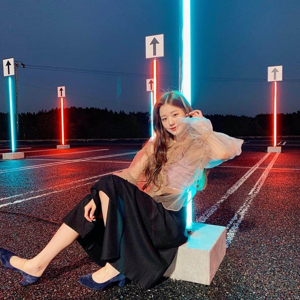 IZ*ONEさんのインスタグラム写真 - (IZ*ONEInstagram)「light❤️💙 ⠀⠀⠀⠀⠀⠀⠀⠀⠀⠀⠀⠀⠀⠀⠀⠀⠀ #원영 #ウォニョン #IZONE #아이즈원 #アイズワン」2月11日 20時43分 - official_izone