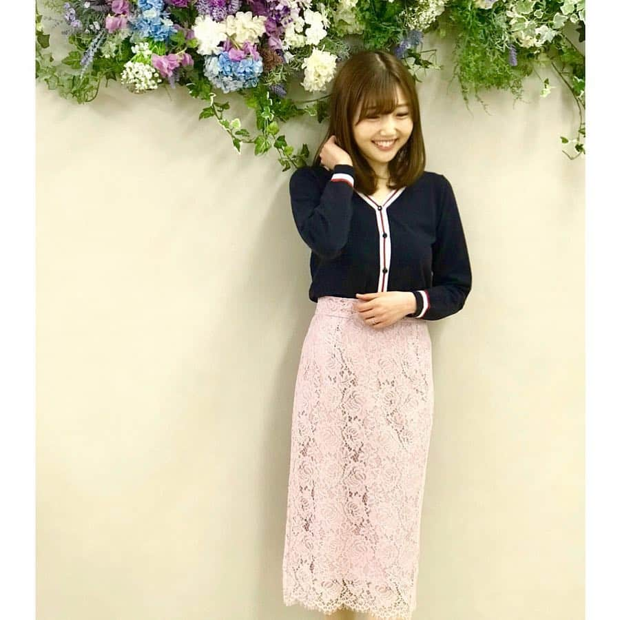 橘珠里さんのインスタグラム写真 - (橘珠里Instagram)「MEW'S REFIND CLOTHES ( @mews_official_jp )の展示会 👗🎶 ⠀ ⠀ パンツの次は、シルエットが綺麗ではきやすいMew'sのタイトスカート" #bbタイト "の新作と、ラインデザインがかわいいカーディガンを試着させていただきました🎶 ⠀ ⠀ どちらのアイテムも色違いで欲しくなってしまうような素敵なカラー展開でした✨ ぜひチェックしてみてください💕 ⠀ ⠀ 私のコーデ詳細はプロフィールページ最後に記載のURLにまとめてあります(❁´◡`❁) *----*----*----*----*----* #mewsrefinedclothes #2019ss #mews #outfit #springfashion #sscollectivejp #pr #sslooksjp #shopstylejp  #ミューズootd #ミューズ2019ss #ミューズ  #ミューズリファインドクローズ #春コーデ #新作 #春ファッション #春夏コーデ #展示会 #展示会レポート #玉屋 #大人可愛いコーデ #きれいめカジュアル #キレイめコーデ  #レーススカート #タイトスカート #スカートコーデ #読者モデル #読モ #カーディガンコーデ」2月11日 21時25分 - jurinu