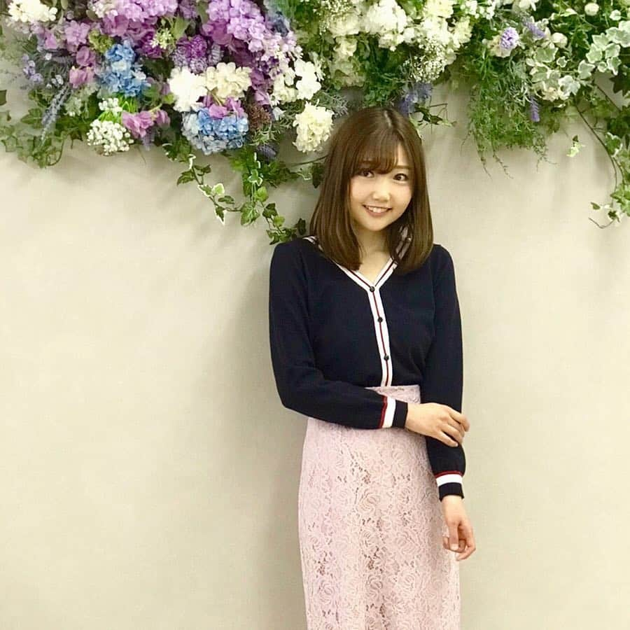 橘珠里さんのインスタグラム写真 - (橘珠里Instagram)「MEW'S REFIND CLOTHES ( @mews_official_jp )の展示会 👗🎶 ⠀ ⠀ パンツの次は、シルエットが綺麗ではきやすいMew'sのタイトスカート" #bbタイト "の新作と、ラインデザインがかわいいカーディガンを試着させていただきました🎶 ⠀ ⠀ どちらのアイテムも色違いで欲しくなってしまうような素敵なカラー展開でした✨ ぜひチェックしてみてください💕 ⠀ ⠀ 私のコーデ詳細はプロフィールページ最後に記載のURLにまとめてあります(❁´◡`❁) *----*----*----*----*----* #mewsrefinedclothes #2019ss #mews #outfit #springfashion #sscollectivejp #pr #sslooksjp #shopstylejp  #ミューズootd #ミューズ2019ss #ミューズ  #ミューズリファインドクローズ #春コーデ #新作 #春ファッション #春夏コーデ #展示会 #展示会レポート #玉屋 #大人可愛いコーデ #きれいめカジュアル #キレイめコーデ  #レーススカート #タイトスカート #スカートコーデ #読者モデル #読モ #カーディガンコーデ」2月11日 21時25分 - jurinu