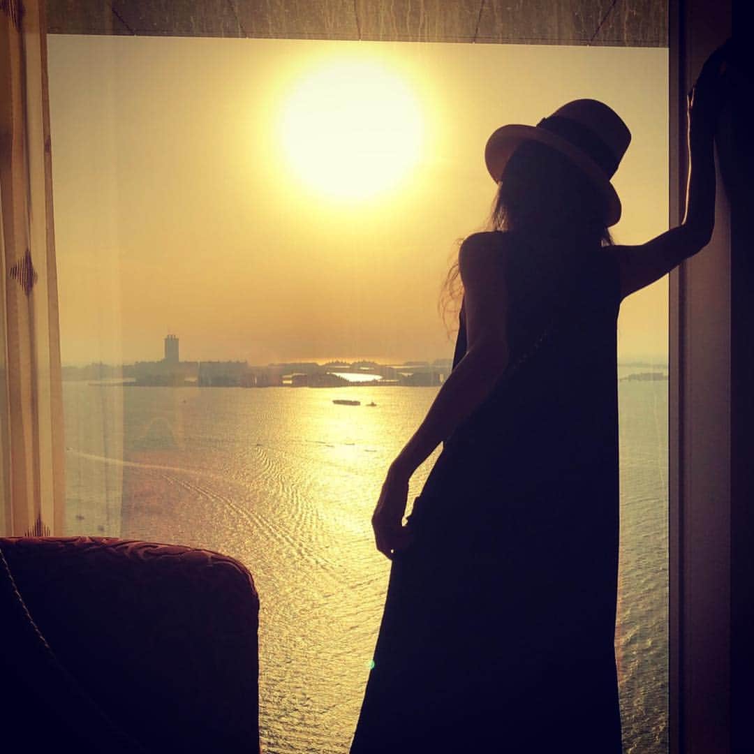 萬田久子さんのインスタグラム写真 - (萬田久子Instagram)「Dubai到着〜✈︎ #dubai #到着 #ブルジュアルアラブジュメイラ #着物 #サンセット #一望 #砂漠 #萬田久子」2月11日 21時24分 - hisako.manda_official