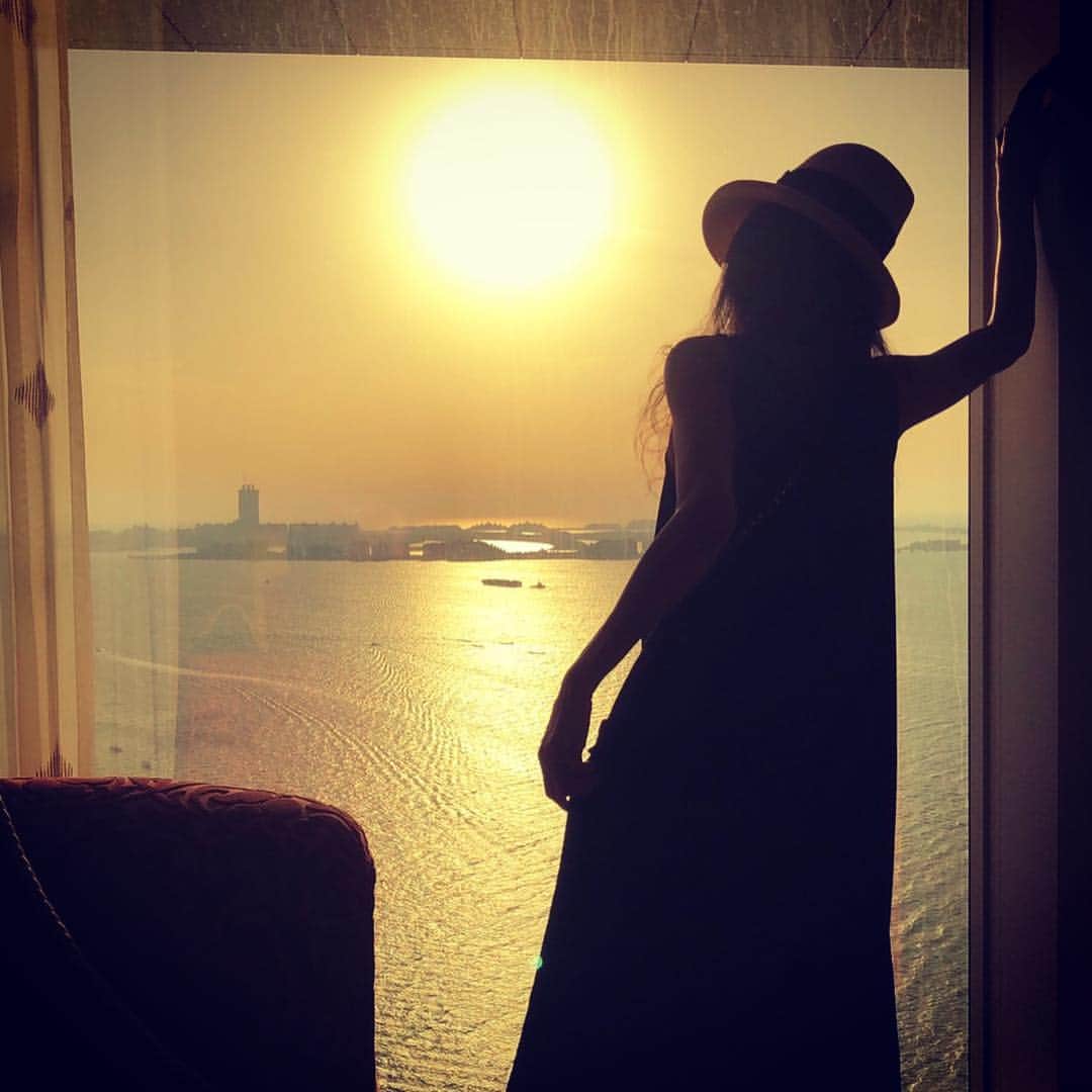 のインスタグラム：「Dubai到着〜✈︎ #dubai #到着 #ブルジュアルアラブジュメイラ #着物 #サンセット #一望 #砂漠 #萬田久子」