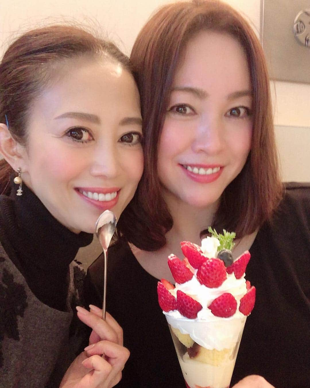 田中悦子さんのインスタグラム写真 - (田中悦子Instagram)「美魔女仲間と😘⠀ 話すわ、食べるわ、撮るわで忙しくワイワイ楽しく過ごしてきました😍🍓⠀ 皆、ほんとに美しい😍🥰⠀ ⠀  #美魔女 #美魔女仲間 #美魔女同期 #イチゴパフェ #銀座文明堂カフェ  #followme」2月11日 21時31分 - etsuko.reborn25