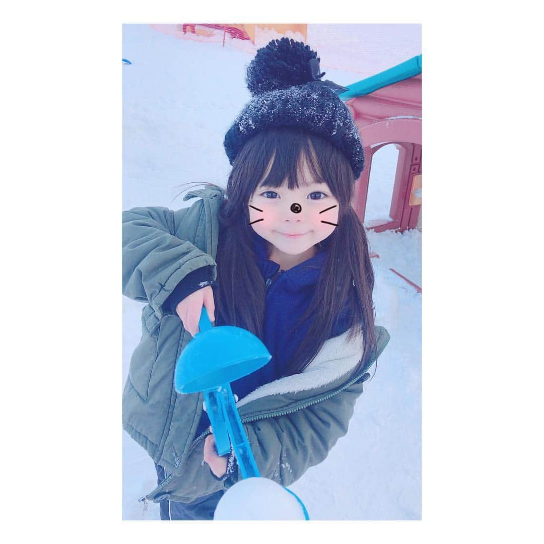 Yukiさんのインスタグラム写真 - (YukiInstagram)「連休は❄☃✨ 実家へ帰省してのんびり過ごしました(o^^o)  長女がずっと楽しみにしていた⛷ へ✨✨ スクールに入ったらあっという間にリフトも乗れるようになって、長い距離も滑れて上達の速さにびっくりしました👀✨✨ 双子ちゃんはキッズエリアで❄☃ 雪玉つくりとスノーストライダーに夢中💓 どこでもごっこあそびが始まるので見ていて面白かった😂✨w  すごく楽しんでくれて、また家族でスキーに行けたらいいなぁ(o^^o)❄☃ 静岡、群馬、新潟、軽井沢のゲレンデも気になる😂←多すぎ😂w  もし子連れにオススメのゲレンデがありましたらぜひ教えてくれください🙏💗 双子ちゃんもハマった 雪玉つくり器は、楽天でも見つけて気になってたもの👀💓 #楽天roomに載せてます 雪遊びがさらに楽しくなりそうー◟̆◞̆❣️ #yukikuu96_movie」2月11日 22時00分 - yukikuu96