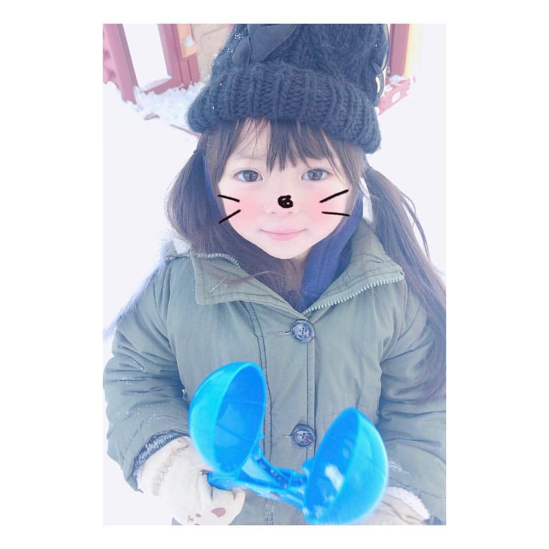 Yukiさんのインスタグラム写真 - (YukiInstagram)「連休は❄☃✨ 実家へ帰省してのんびり過ごしました(o^^o)  長女がずっと楽しみにしていた⛷ へ✨✨ スクールに入ったらあっという間にリフトも乗れるようになって、長い距離も滑れて上達の速さにびっくりしました👀✨✨ 双子ちゃんはキッズエリアで❄☃ 雪玉つくりとスノーストライダーに夢中💓 どこでもごっこあそびが始まるので見ていて面白かった😂✨w  すごく楽しんでくれて、また家族でスキーに行けたらいいなぁ(o^^o)❄☃ 静岡、群馬、新潟、軽井沢のゲレンデも気になる😂←多すぎ😂w  もし子連れにオススメのゲレンデがありましたらぜひ教えてくれください🙏💗 双子ちゃんもハマった 雪玉つくり器は、楽天でも見つけて気になってたもの👀💓 #楽天roomに載せてます 雪遊びがさらに楽しくなりそうー◟̆◞̆❣️ #yukikuu96_movie」2月11日 22時00分 - yukikuu96