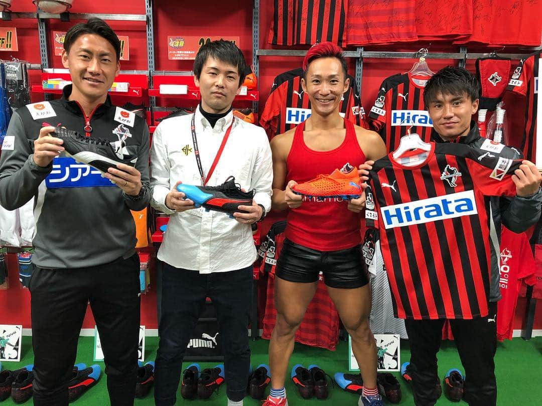 黒木晃平のインスタグラム：「今日はハヤカワスポーツさんで一日店長をさせて頂きました！ たくさんの方々にご来店頂き、誠にありがとうございました^_^ キャンプ終わりで帰省中の双子の兄も家族で遊びに来てくれました！姪っ子は最後まで一度も抱っこさせてくれませんでした。泣 #ハヤカワスポーツ #小さい頃からずっとお世話になっておりました #HKfield #黒木恭平 #京都サンガFC #松岡翔太 #アヴェルダージ熊本 #上村周平 #スガッシュ #ロアッソ熊本 #マッスルアンバサダー #puma #pumajapan」