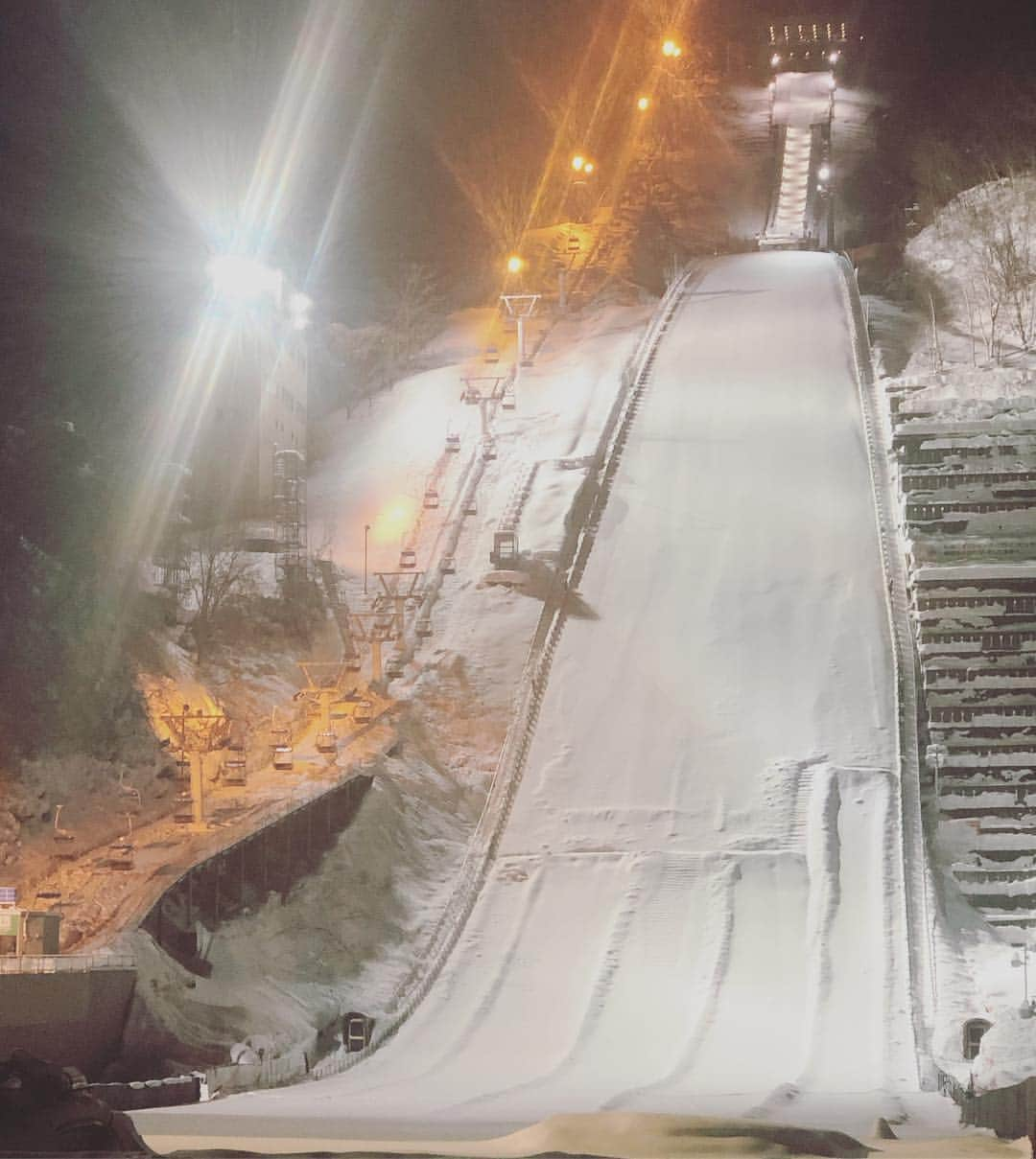 小島瑠璃子さんのインスタグラム写真 - (小島瑠璃子Instagram)「🎿 夜のジャンプ台綺麗。。✨ 大倉山。」2月11日 22時13分 - ruriko_kojima