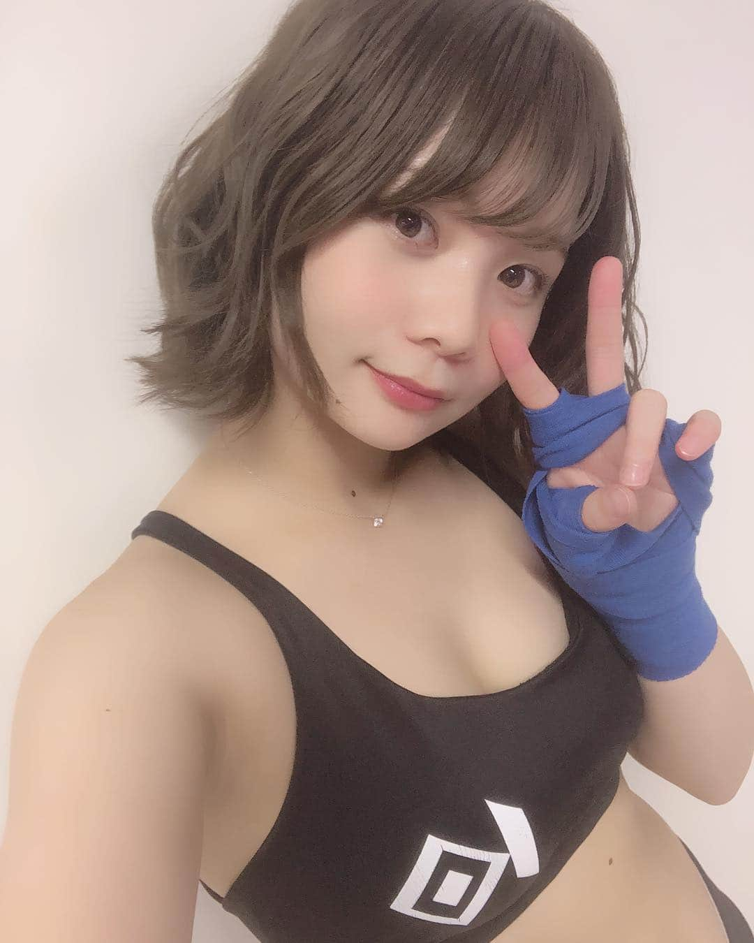 真奈さんのインスタグラム写真 - (真奈Instagram)「KNOCK OUT 2019 WINTER  ありがとうございました！🥊 . 初のラウンドガール楽しすぎて 楽しすぎてあっという間でした☺️ . 名前呼んでくれたり 手振ってくれてありがと〜〜！！🙏 . あ〜楽しかった！！ . . . #KO2019冬 #knockoutkb #knockout #キックボクシング . .」2月11日 22時41分 - manatmnt0116