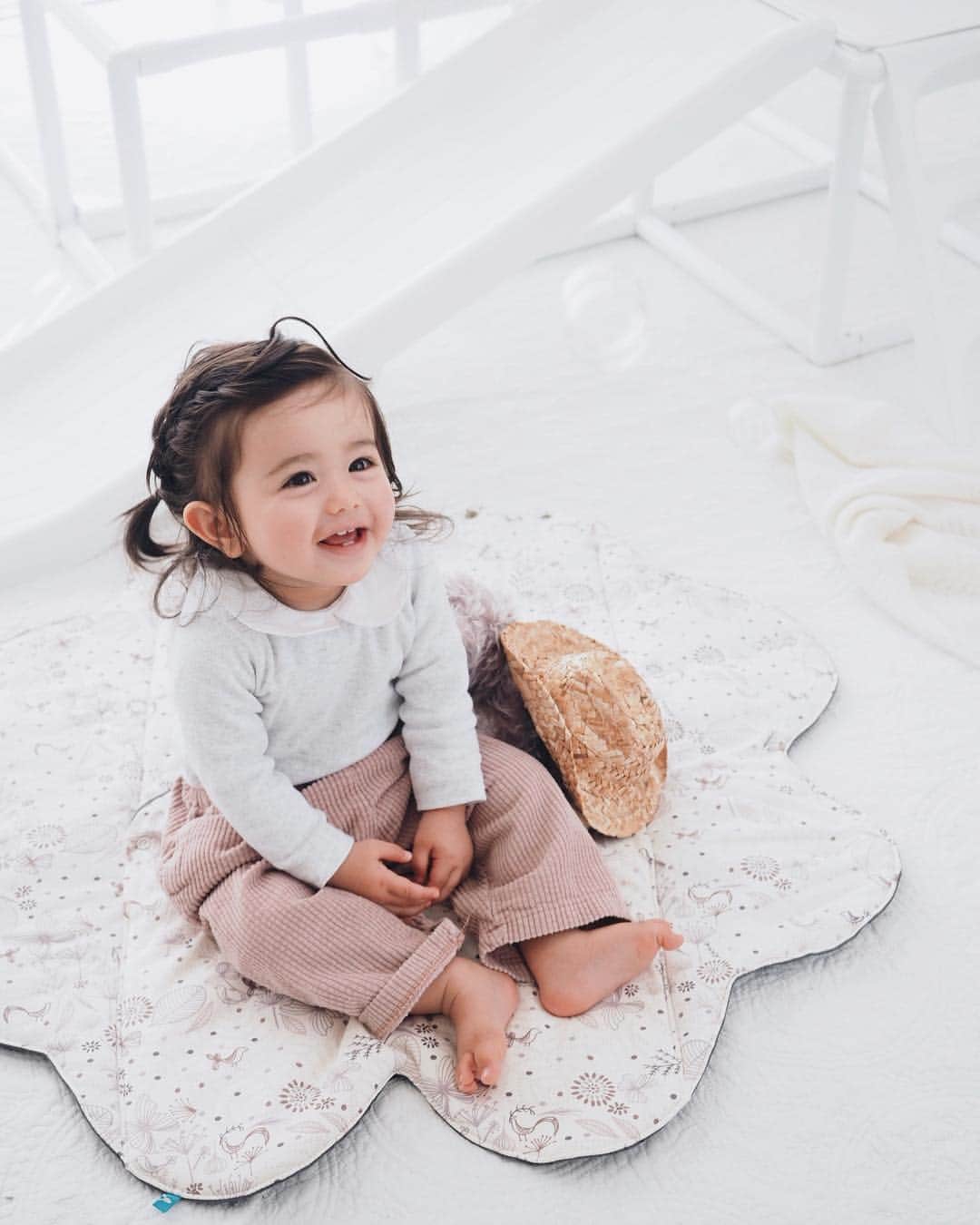 のインスタグラム：「She loves playing with the bubbles 🥳 . . . シャボン玉遊びに夢中のMia😆 プレイマットは丸洗いできる @cunaselect wallabooのマルチブランケット . これMiaが小さいときに欲しかったやつー😭💓 . 中央にポッケがあってスッポリ入ってなんと寝袋に😴 ベルトを通す穴もあるのでそのままチャイルドシートや ベビーカーカバーにも🙌 . お花型も可愛いしっ🥺 最近のベビーグッズは本当にすごい💮 . . . #cunaselect #wallaboo #クーナセレクト  #ワラブー #dadway #編み込み #生後11ヶ月 #赤ちゃんのいる暮らし #赤ちゃんのいる生活 #ベビーグッズ #ベビー用品 #たれ眉 #cunaselectlife #クーナセレクトライフ #miababyliving」