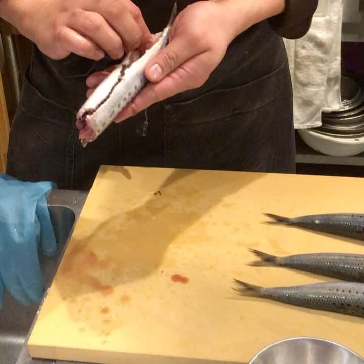 のインスタグラム：「イワシの手開きに挑戦。﻿ ﻿ …むずかしいね﻿ ﻿ ------------﻿﻿﻿﻿﻿﻿ YouTube▶【COCOCOROチャンネル】﻿﻿﻿ シェフ大西によるエンターテインメント料理動画をお届けしています！﻿﻿﻿ あなたも真似できるプロの料理、是非ご覧ください！﻿﻿﻿ ﻿﻿﻿﻿﻿﻿ チャンネルページへはプロフィール欄のリンクから飛べます[@cococoro_24chofu]﻿﻿﻿﻿﻿﻿ ﻿﻿﻿﻿﻿﻿ COCOCOROチャンネル見てお料理作ったよ！という方はハッシュタグ #COCOCORO #COCOCOROチャンネル で投稿していただけると喜びます☆﻿﻿﻿﻿﻿﻿ ﻿﻿﻿﻿﻿﻿ ------------﻿﻿﻿﻿﻿﻿ お店のご予約はプロフィール欄リンクのフォームから、もしくはお電話でお願いいたします！﻿﻿﻿﻿﻿﻿ ﻿﻿﻿﻿﻿﻿ ------------﻿﻿﻿﻿﻿﻿ ﻿﻿﻿﻿﻿﻿ #cococoro #コココロ #bar #料理うまいBar #hoppy #ホッピー #lemonsour #レモンサワー #instafood  #foodstagram #cookingram #西調布 #調布 #お魚練習中 #魚 #イワシ #鰯 #さばいていくっ #料理 #料理好きな人と繋がりたい #youtube #youtuber #料理は科学 #自由 ﻿ ﻿ 塩焼きにして、ほぐして #ポテトサラダ の具になりましたとさ」
