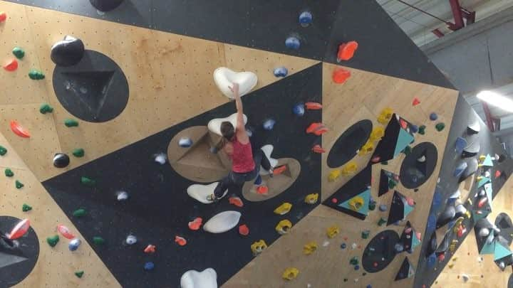 モニカ・レッツィーのインスタグラム：「Swinging into mondays 😃 big holds and swings - that was my training motto in the last training session. It took me a while until this „foot swing“ move worked smooth enough for topping the Boulder! Thanks for filming @dominik.lei  #noplacetoofar #wearemarmot #training #climbing #bouldering @marmot_mountain_europe @scarpa_de」