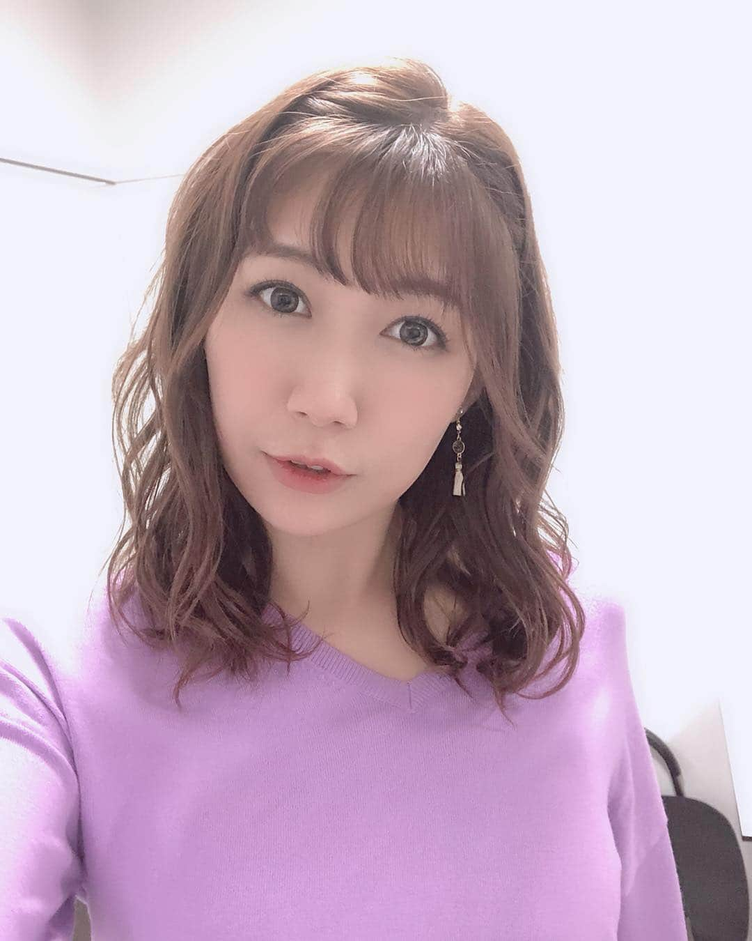 穂川果音さんのインスタグラム写真 - (穂川果音Instagram)「今日のヘアスタイル^_^ 巻きおろしスタイルです^_^ イヤリング→ @cccm_sbj  #アベプラ #abematv  #weather #weatherforecast #気象予報士 #穂川果音 #instastyle #instahair  #ヘアアレンジ #巻き髪 #hair #hairstyle #hairarrange #ほかのん #hairstyles #イヤリング #hairstyling #おしゃれ #ニット #冬コーデ #ダウンスタイル#貼るだけピアス #巻き髪」2月11日 23時24分 - hokawakanonn