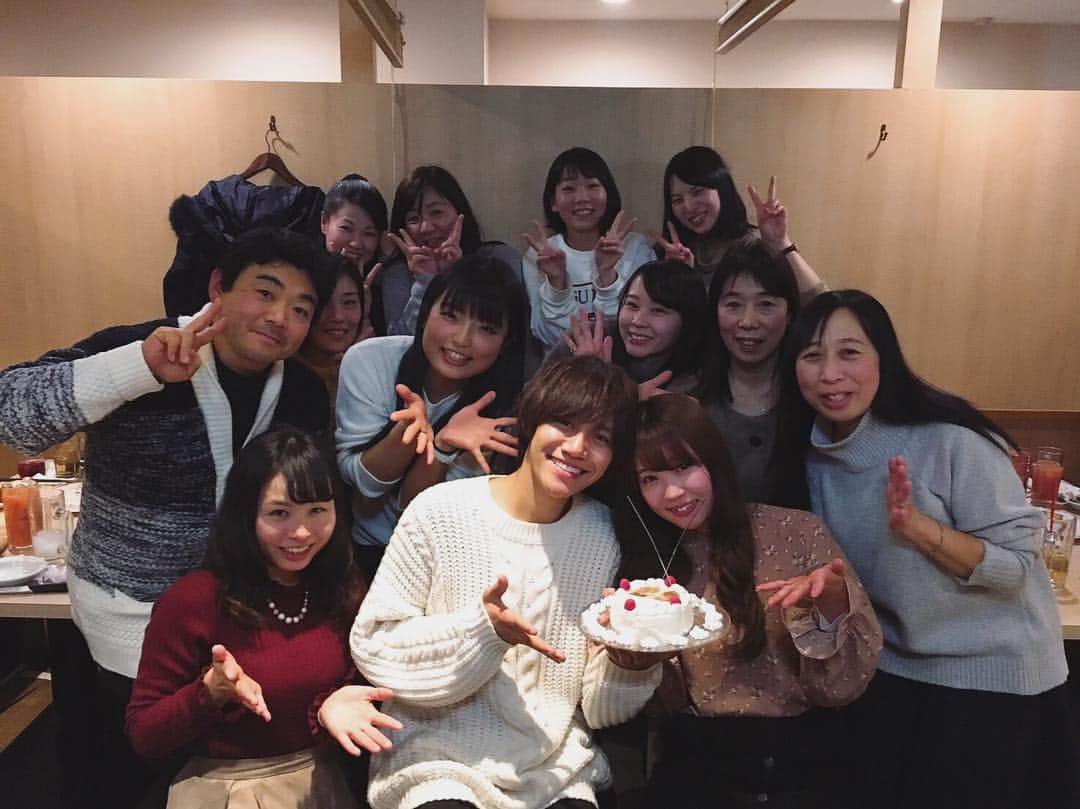 まういのインスタグラム：「遅ればせながら、先日かりんちゃんの職場の新年会へサプライズで登場させていただきました( ´艸｀) 前から計画を立ててたんだけど、当日は夜まで仕事っていうアリバイを作っておきながらまさかの俺が家を出る直前にバッタリ会っちゃうっていう(俺への)サプライズがあったけど、無事成功してよかった✩同僚の皆めっちゃ良い人でホントに良かった〜すごく楽しかった！！花束もケーキもプレゼントも色紙もお料理も全部最高でした！またみんなと飲みたいなあ。 ありがとうございました(*^ヮ^*)」