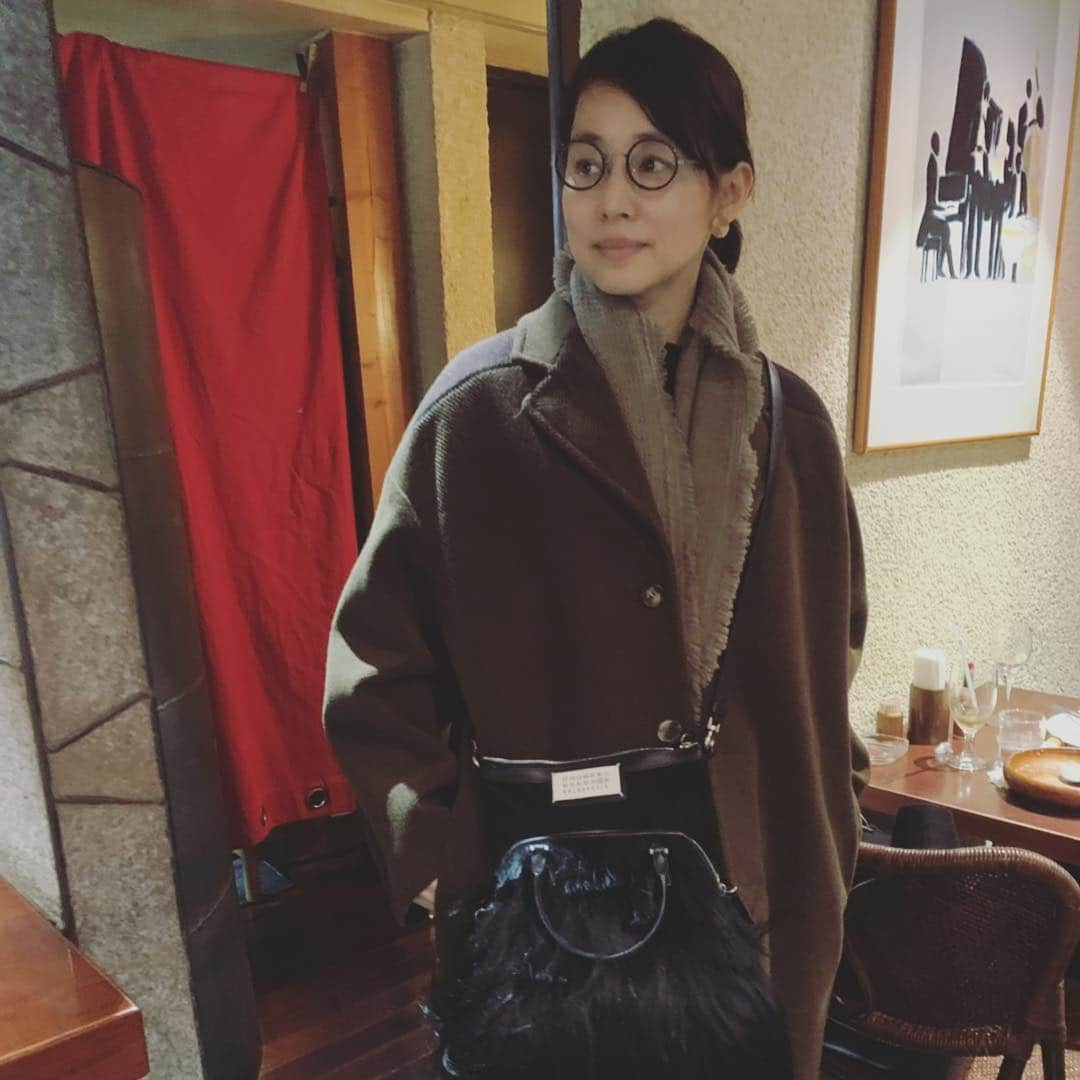 石田ゆり子さんのインスタグラム写真 - (石田ゆり子Instagram)「寒い日曜日。 あ、間違えた 月曜日😭。 わいわいと、友人たちと 家具や照明などを見て歩く。 ヘアメイクの岡野瑞恵ちゃんのバッグが可愛くて 肩から掛けさせてもらう。 マルジェラは、やはりとっても心が踊ります。 Maison carreeの ストールは、ずっとくるまっていたい気持ち良さ。 わたしのライナスの毛布。 贅沢だなぁ。」2月12日 0時40分 - yuriyuri1003