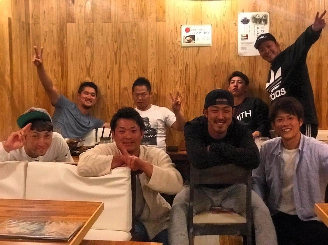 伊藤光さんのインスタグラム写真 - (伊藤光Instagram)「昨日は同級生会でした😆🍺 同級生の絆ってやっぱ特別だと思う😬 この歳になって増えていくのもなかなかないし、各球団でいろんな経験をしてきたからこそできる話もある⚾️ 凄くいい時間でした👍 みんなおもろかった🤣 頑張ろうぜ⭐️ #横浜DeNAベイスターズ #ベイスターズ89年会 #田中健二朗 #三上朋也 #平田真吾 #豊島明好 #武藤祐太 #中後悠平 #伊藤光 #中井大介」2月12日 10時27分 - hikaruitoh29