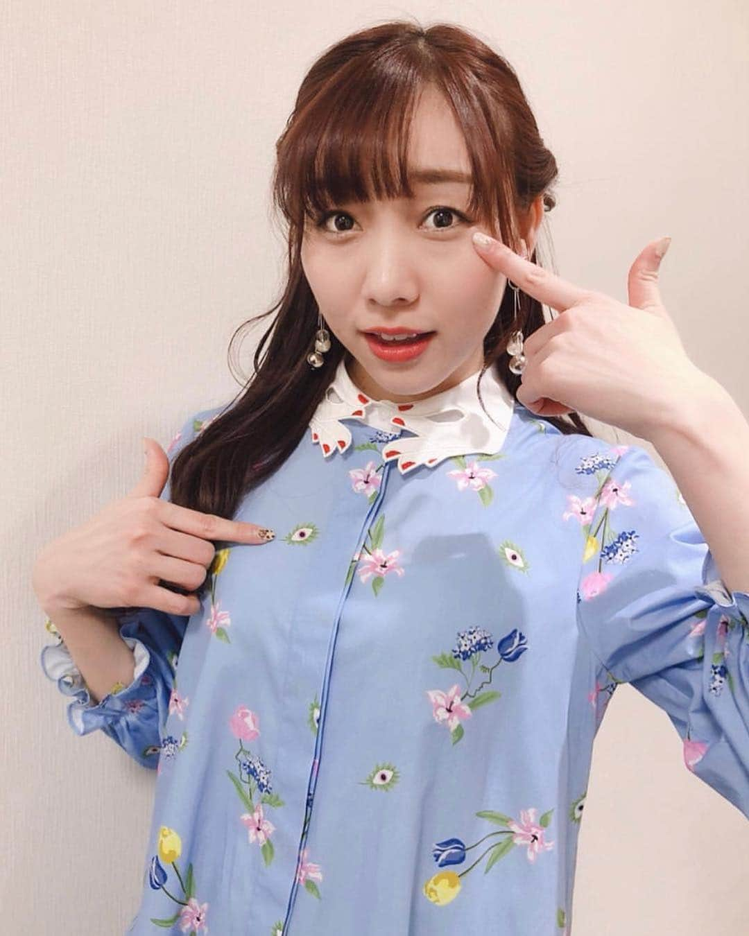 柏木作夢さんのインスタグラム写真 - (柏木作夢Instagram)「はい、可愛い🦄 My styling👁👁👁 ・・・ #須田亜香里 #ske48 #idol #fashion #fashiondiaries #mywork #mystyle #outfit #onepiece #eyes #skyblue #l4l #f4f #mood #ootd ・・・ #Repost @akarisuda ・・・ 2月10日(日) 【 #熱闘mリーグ 】 @abematv  よーくみて。 ワンピースの柄に目玉😍 足首に激しめの靴下のゴムの跡😂 （写真撮ったのは生放送後…ということは→配信観てみようか） https://gxyt4.app.goo.gl/FVEKB  #コーディネート #ワンピース  #靴下の跡 @kohslickcurro」2月12日 10時47分 - samukashiwagi