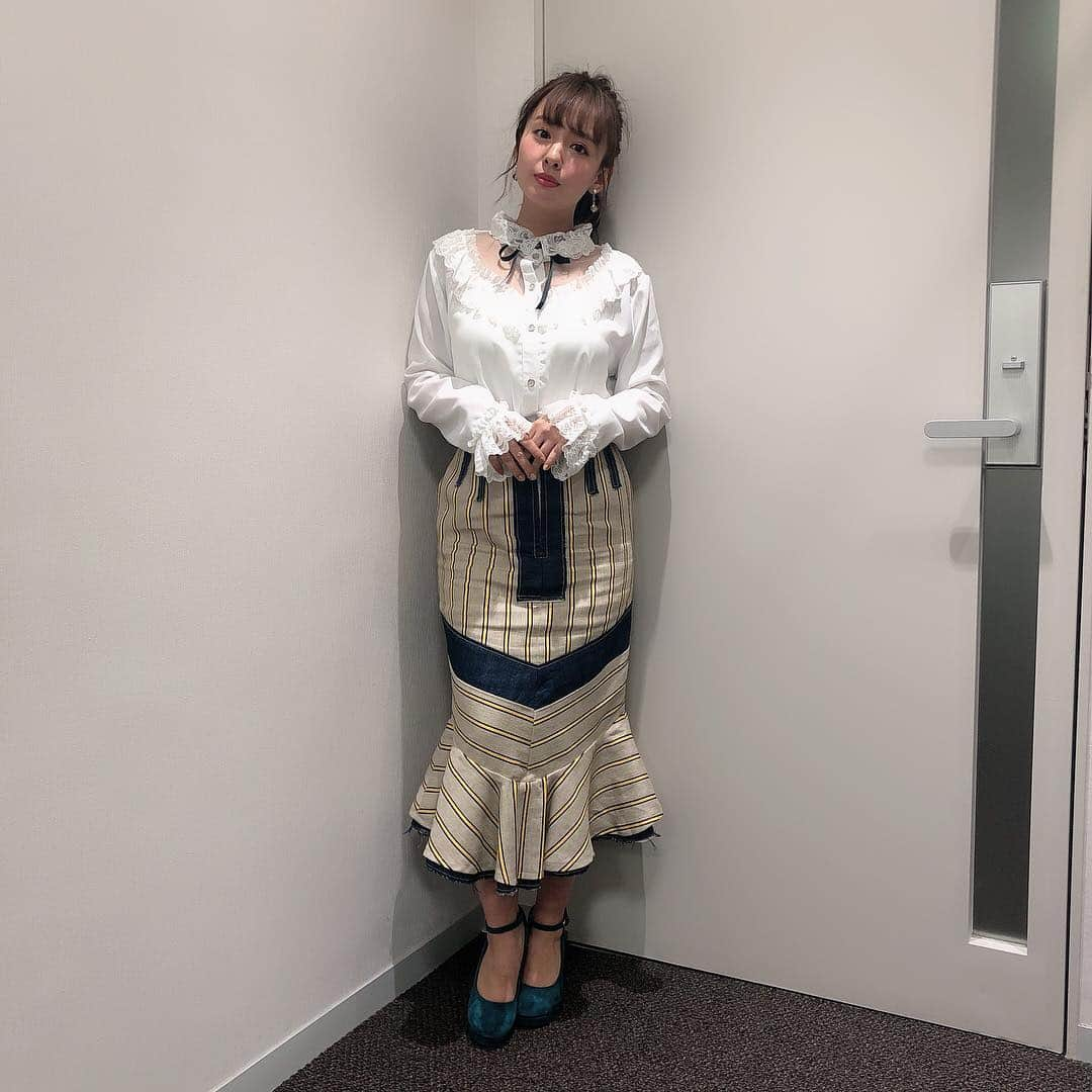 山田菜々さんのインスタグラム写真 - (山田菜々Instagram)「衣装がほんとどれも可愛くていつもなに着ようか迷うの🥺❤︎ 毎回厳選、、🥺☝︎ 全部タグ付けしています✨✨ 私は小さいから基本的に底の高いものを履くし、ウエストをきゅっとしめることが多いです☺️☝︎ 番組とかをみたあとにみんなが『どこの服？』って聞いてくれるのとっても嬉しいです😎💕」2月12日 11時00分 - tannana.yamada