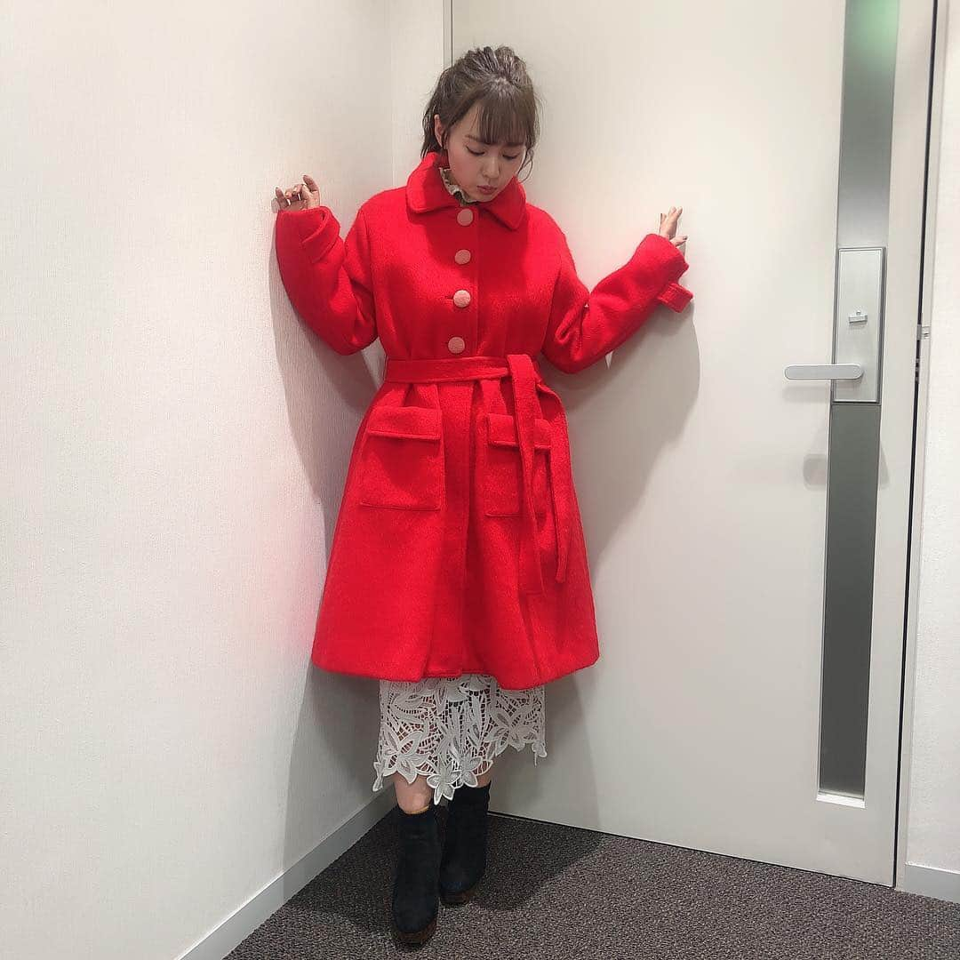 山田菜々さんのインスタグラム写真 - (山田菜々Instagram)「衣装がほんとどれも可愛くていつもなに着ようか迷うの🥺❤︎ 毎回厳選、、🥺☝︎ 全部タグ付けしています✨✨ 私は小さいから基本的に底の高いものを履くし、ウエストをきゅっとしめることが多いです☺️☝︎ 番組とかをみたあとにみんなが『どこの服？』って聞いてくれるのとっても嬉しいです😎💕」2月12日 11時00分 - tannana.yamada