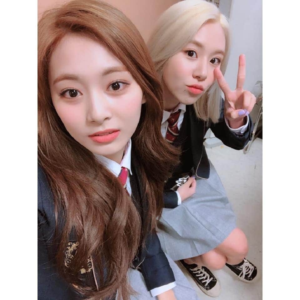 TWICEさんのインスタグラム写真 - (TWICEInstagram)「챙과 쯔의 졸업이다아🎊🎊🎊 졸업한 친구들 선생님들 모두 고생 많으셨습니다!! 감사합니다~~~💗 我和彩英畢業啦🎊🎊🎊 所有畢業的朋友們和老師們辛苦了！！ 也謝謝你們～💗」2月12日 11時28分 - twicetagram