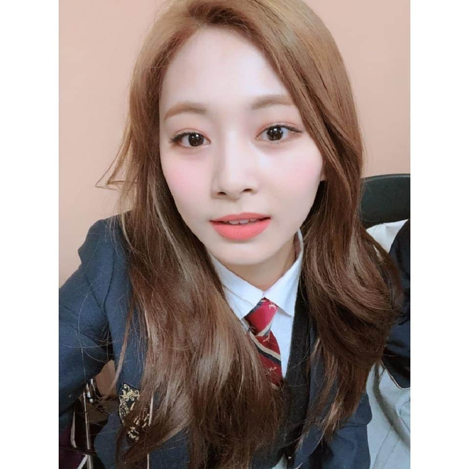 TWICEさんのインスタグラム写真 - (TWICEInstagram)「챙과 쯔의 졸업이다아🎊🎊🎊 졸업한 친구들 선생님들 모두 고생 많으셨습니다!! 감사합니다~~~💗 我和彩英畢業啦🎊🎊🎊 所有畢業的朋友們和老師們辛苦了！！ 也謝謝你們～💗」2月12日 11時28分 - twicetagram