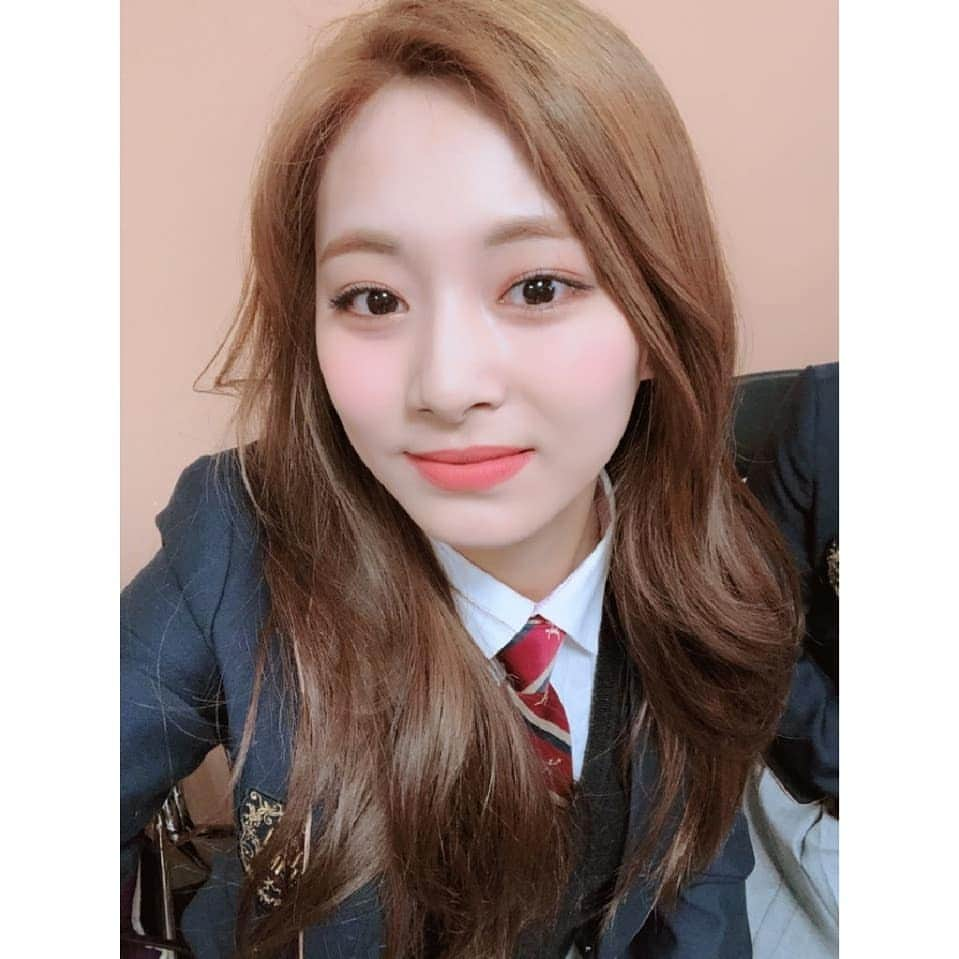 TWICEさんのインスタグラム写真 - (TWICEInstagram)「챙과 쯔의 졸업이다아🎊🎊🎊 졸업한 친구들 선생님들 모두 고생 많으셨습니다!! 감사합니다~~~💗 我和彩英畢業啦🎊🎊🎊 所有畢業的朋友們和老師們辛苦了！！ 也謝謝你們～💗」2月12日 11時28分 - twicetagram