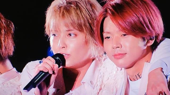 のインスタグラム：「見て？ 今、手越が肩組んでくれてる。 みんな、羨ましいでしょ？😚 . . #っていう心の声が聞こえてくるような増田さんの微笑み可愛いすぎる #お肌赤ちゃんみたい👶 #やってまいりました #深夜にお送りする増田貴久のツボ . テゴマスはほんと可愛い🥰 . テゴマスツアーも待ってるよ。 #増田貴久 #いつも26時ごろまで起きています #夜行性」