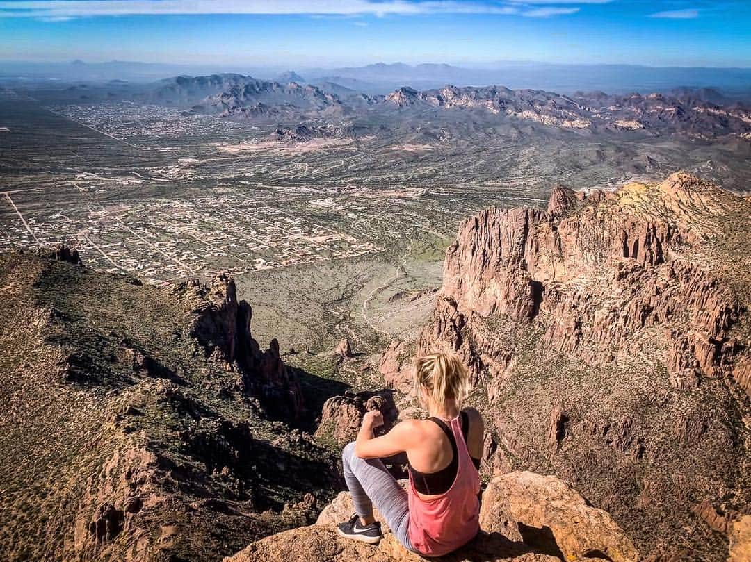 ジョーイ・ダックのインスタグラム：「⛰ Contemplating the hike back down...」