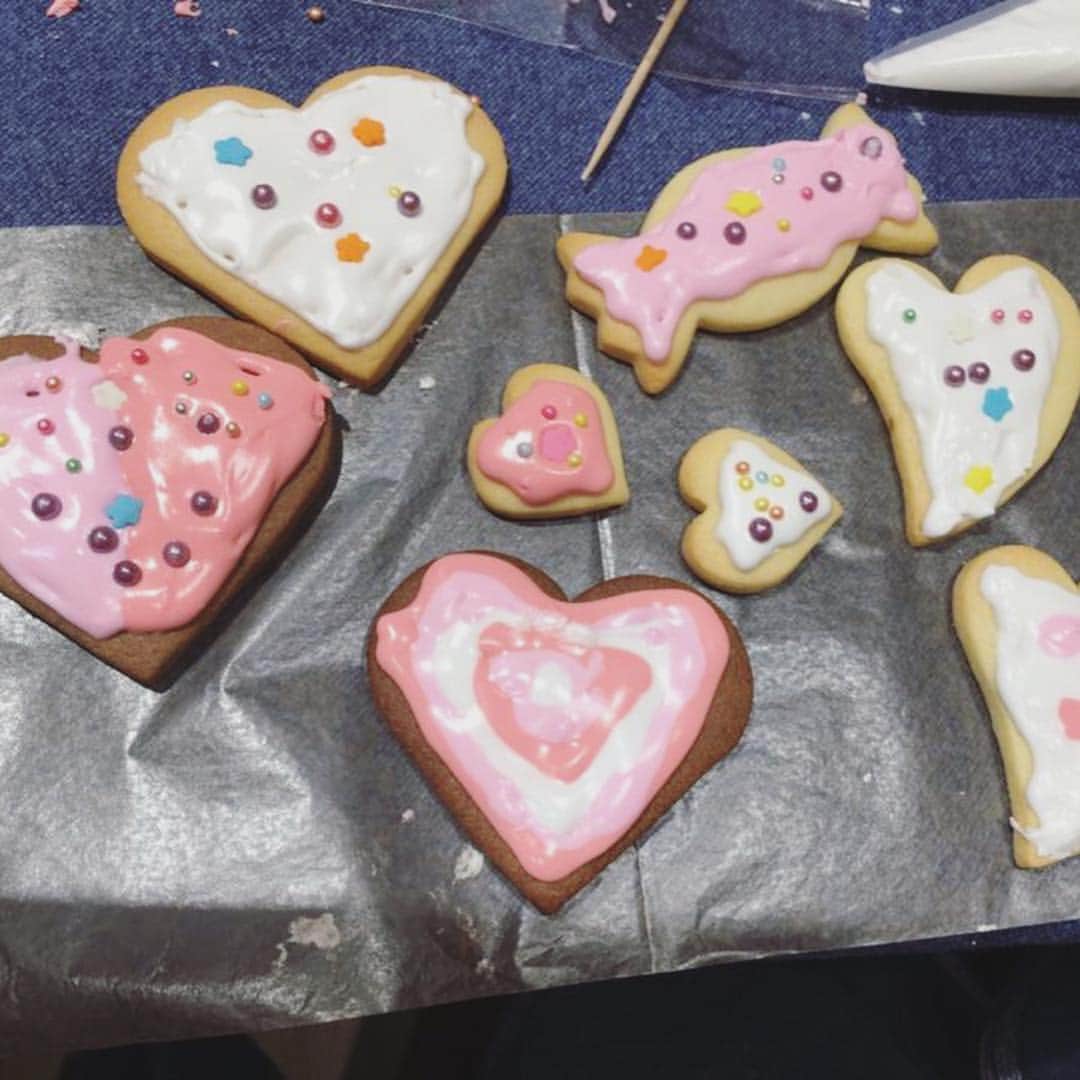 宮前真樹さんのインスタグラム写真 - (宮前真樹Instagram)「#バレンタインクッキー この時期になると 友達から連絡が増えます☺︎ . 簡単なチョコの作り方 アイシングのやり方などなど そして「あ、バレンタインか」と気づく笑  2年前の横浜SOGOでのワークショップ 子供たちと一緒にクッキー作りしました。 子供たちの横で真剣に作業していた可愛いお姉さんは あの後プレゼント出来たかな？  私がアイシングクッキーを始めたのは20年前で その頃は結構珍しがられたけど 今は定番になって上手な人も増えて 私は全然趣味程度になってしまったわ。  アイシングは乾くまで時間がかかるので 早めに作ることをオススメします。 この位のデザインだと色も少なくて作りやすいですよ♡  4枚目は絞るだけなので更に楽ちんです。 プリンセスクッキーと名付け定番で作ってます☺︎ . 子供たちは自由な発想で楽しく作ります。 大人は出来上がりを考えすぎて 悩んでなかなか手をつけれない人が多いんです☺︎ 情報があり過ぎると悩んじゃうんだよね。分かる。  またそろそろワークショップもやりたいなと思ってます。 #ワークショップ #お菓子教室  #アイシングクッキー #エムナチュール #バレンタインアイシング #ハートのクッキー」2月12日 9時02分 - miyamaemaki0116