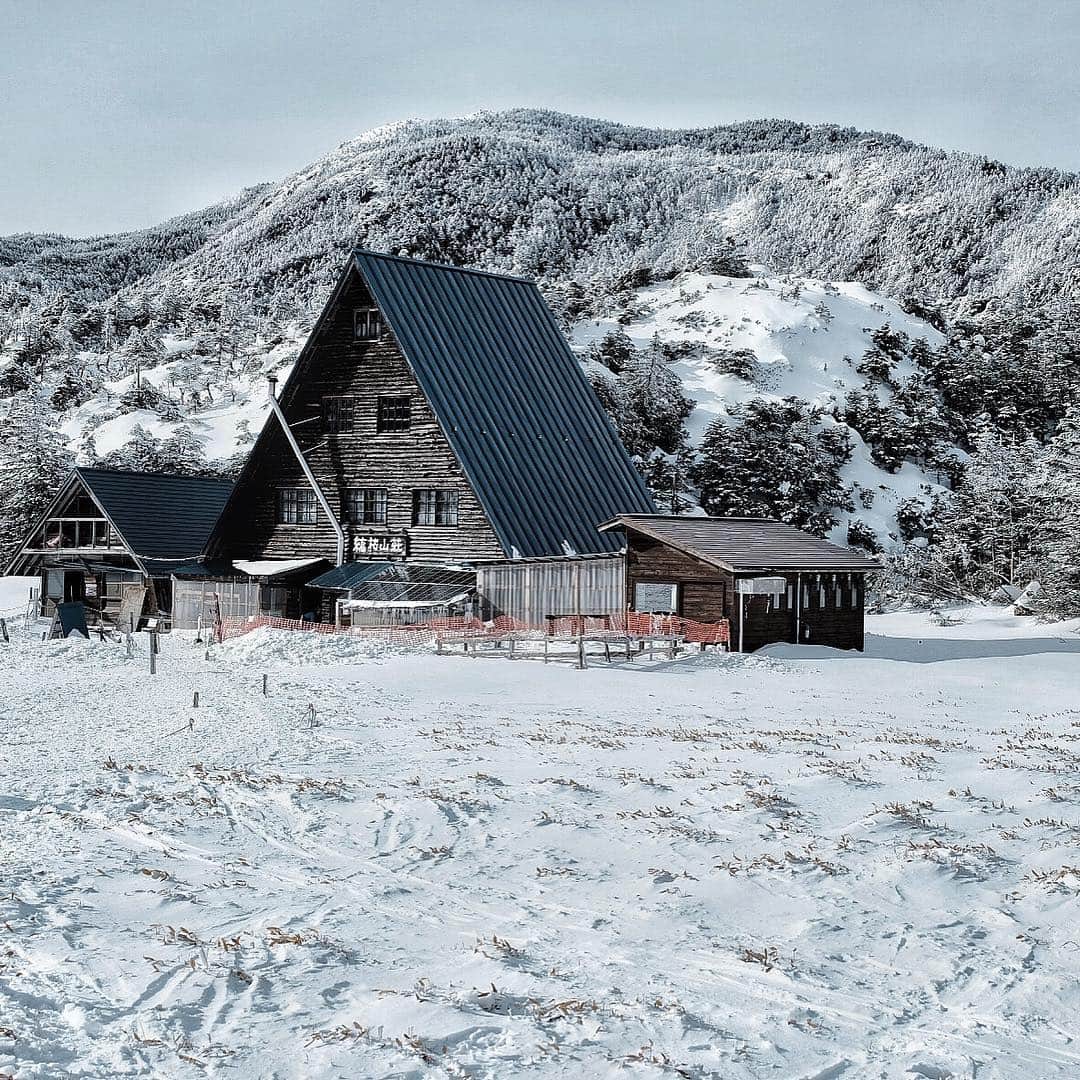 長島慎治さんのインスタグラム写真 - (長島慎治Instagram)「360度カメラを使いに山に行きました。 寒くてずっとストーブの側に居た…  #縞枯山荘#theta」2月12日 9時06分 - shing_nagashima