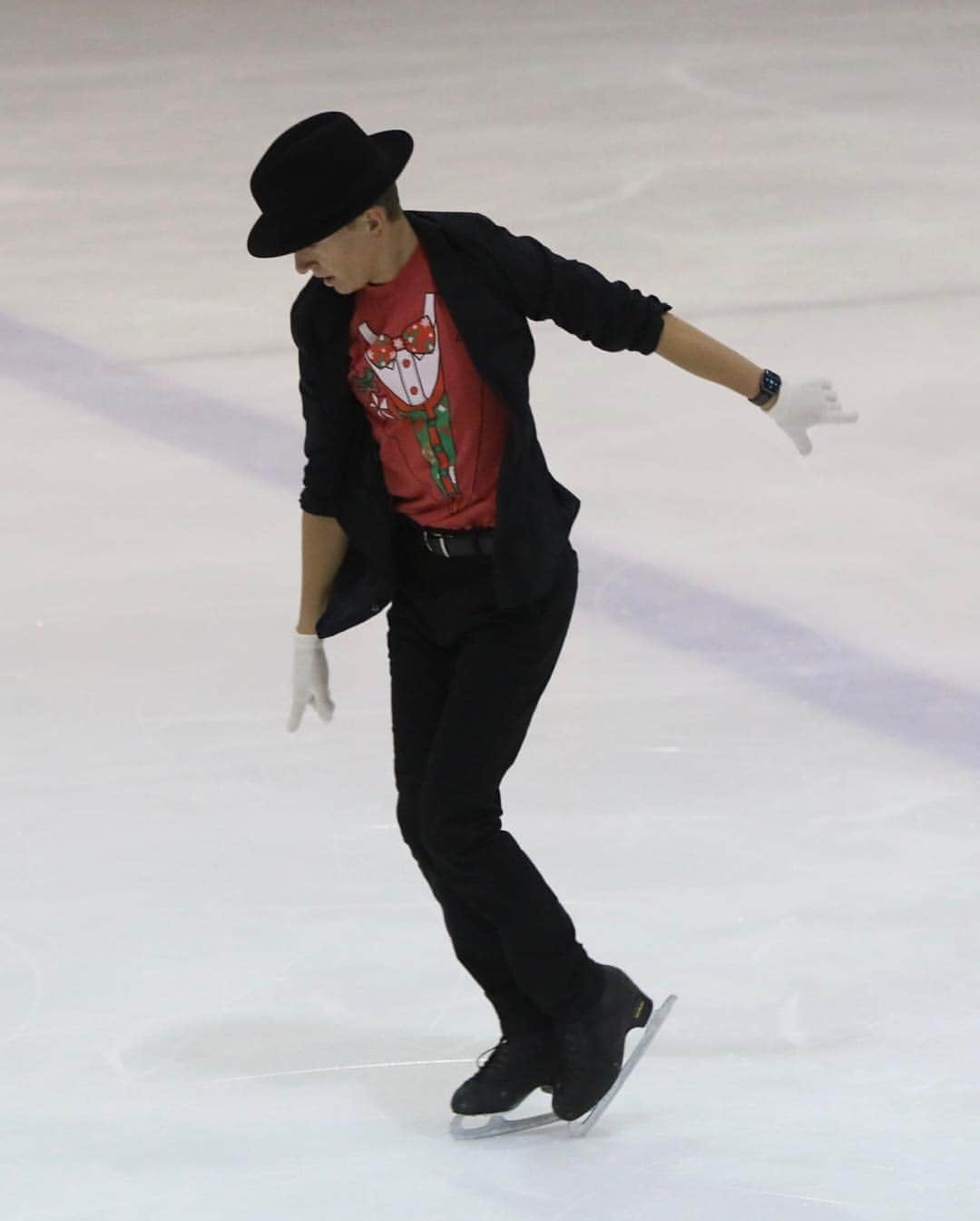 アンドレイ・ロゴジンのインスタグラム：「Good luck to everyone that’s competing this time of year!... I don’t like the stress, so I’m just cruisin’ by, relaxin and having the best time doing shows 😎 - this is from an xmas show at my old skating club a few weeks back! channelling the legendary MJ!!! (Maybe ill even post a vid of it soon :D)  #mj #iceshow #showskater」