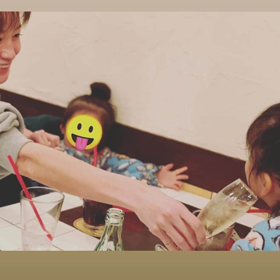 西山茉希さんのインスタグラム写真 - (西山茉希Instagram)「『グラスに耳をかたむけてみてください。小さな天使達からの拍手が聞こえませんか？』 #一昨年参列した結婚式で #素敵な言葉に惚れまして #大好きな音になりました  だから教えてあげたんだー。 久しぶりに手にしたスパークリングで。 天使達の拍手をチビーズへ。  #聞こえる聞こえるって #何回も何回も聞きたがってくれたことが #なんだかとっても嬉しくて #グラスを耳元散歩させる夜 『ママも聞いてみな！！♥️』って、 ３人で聞き合ってはいたけれど、  #母さん限定耳元からの口元コース #聞いて飲んで幸せサイクル  そんな三連休の最終夜。 小さな拍手達がにこにこをくれましたとさ。  #👏👏👏👏👏 #ぐんもです」2月12日 9時59分 - maki.nshiyama50