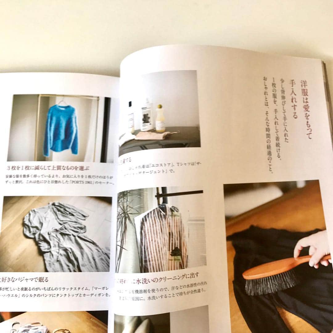 光野桃さんのインスタグラム写真 - (光野桃Instagram)「saqui(サキ)のオーナーデザイナー、岸山沙代子さんのロングインタビューが、「暮らしのおへそ」vol.27に掲載されています。 saquiのお洋服は、本当に着てビックリの幸せになれる服ばかり。心地よい軽やかな素材、包み込まれるようなパターン、上品な色、大人が着て生きる愛らしさなどなど、いったいどうしてこのような服作りが可能なのか、と誰もが思うその秘密が、余すところなく語られています。 いま進路や仕事がうまくいかなくて悩んでいる人がいたら「遠回りをしてください」と言いたい、という岸山さん。その言葉には、深い説得力があります。 編集者をしながら、コツコツと服づくりの基盤を学び、積み上げてきた岸山さん。すべての経験は今に生かされている、無駄なことは１つもない、と語るそのたおやかな姿に、きっと励まされるはずです。  #暮らしのおへそ #暮らしのおへそvol27 #岸山沙代子 #saqui #ロングインタビュー」2月12日 10時38分 - mitsuno.momo