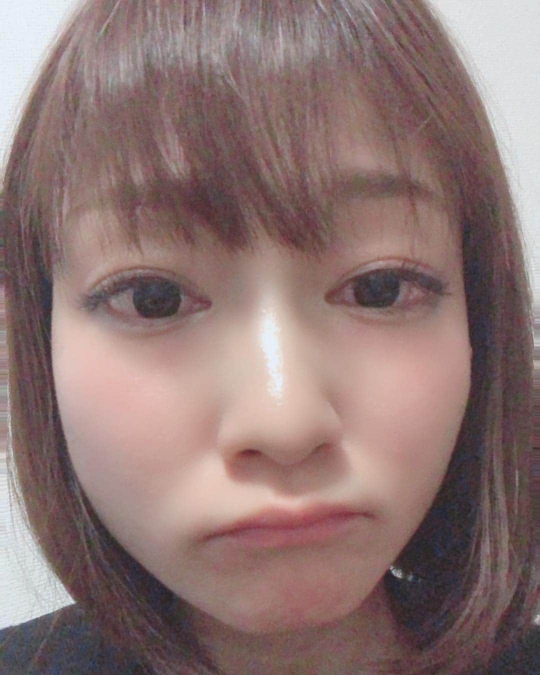 ヒラヤマンのインスタグラム：「この時期、絶対鼻の下が赤くなると！鉄板で！顔の皮も剥けるしつらいーーー😭 #花粉 #飛び終われ #まだまだこれから」