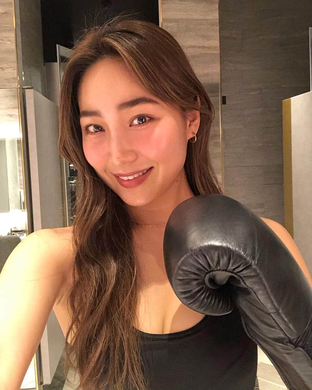 中世古麻衣さんのインスタグラム写真 - (中世古麻衣Instagram)「🥊🥊💥💥 先日、銀座にあるキックボクシングスタジオ “ラグール銀座”さんで念願のキックボクシング体験してきました❤︎ エントランスからロッカールームまでジムとは思えないラグジュアリーさでびっくり🥀  次はもっとスパルタなレッスン受けたい〜😘 誰か一緒に行こう🥊笑  #ラグール銀座 #Luxool #キックボクシングスタジオ #PR#キックボクシングジム #ラグジュアリージム#キックボクシング女子」2月12日 20時28分 - mainakaseko