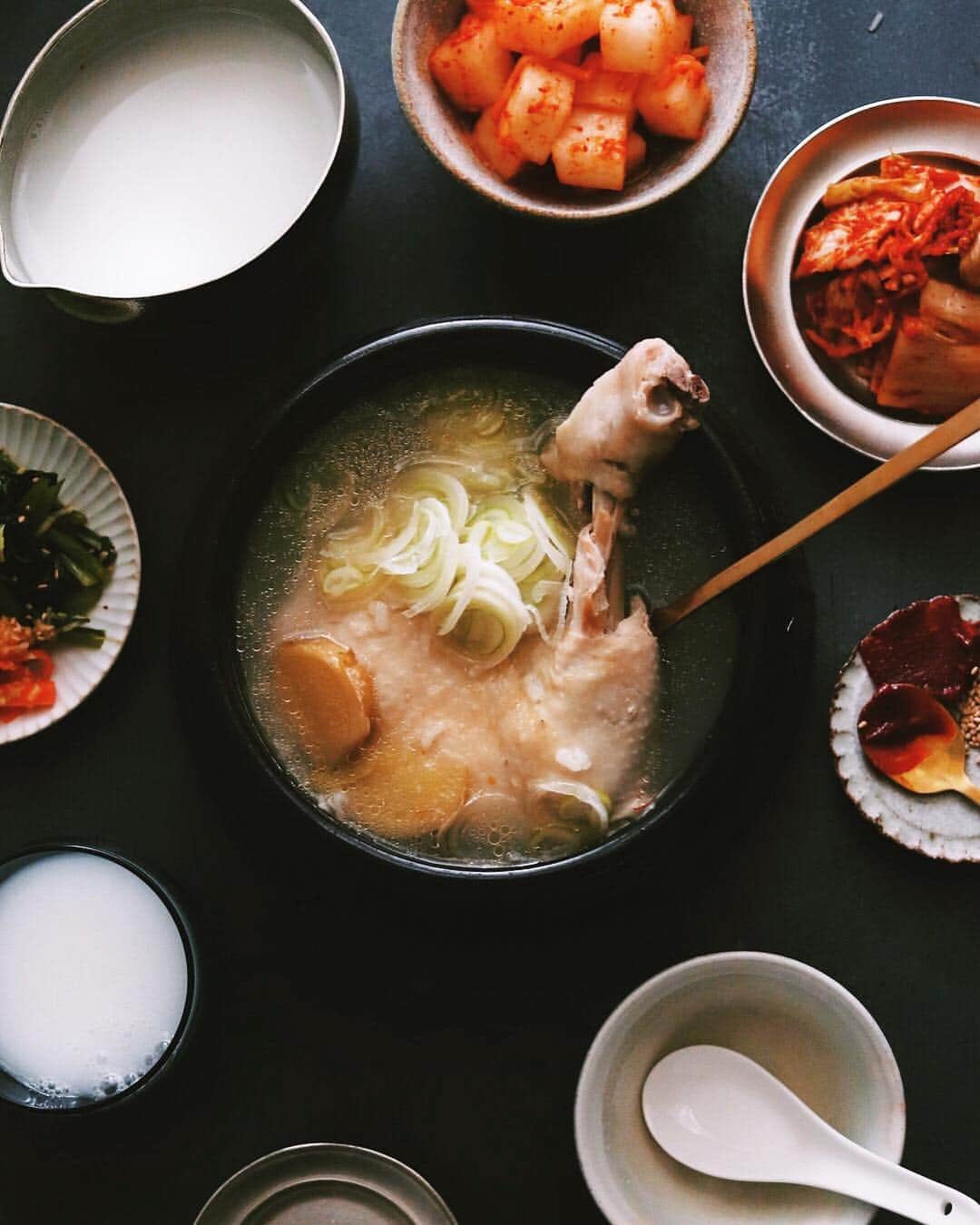 樋口正樹さんのインスタグラム写真 - (樋口正樹Instagram)「Korean Food & TUMUGI . 今夜はサムゲタン⁈ みたいな鶏スープと キムチやナムルなど。 熱く辛い韓国料理に ツムギ、ヨーグルト、 蜂蜜、炭酸で割った マッコリ風サワーが よく合うのですよね。 👉@wapirits.tumugi . . #koreanfood #tumugi #wapiritsTUMUGI #wapirits #Kojisour #mixology #cocktail #mixologyst #madeincocktails #craftcocktails #mixologyart #Cozysour #Cozystyle #麹 #こうじ #宇佐 #発酵 #ミクソロジー #三和酒類 #スピリッツ #和ピリッツ #韓国料理 #サムゲタン #参鶏湯 #삼계탕」2月12日 20時28分 - higuccini