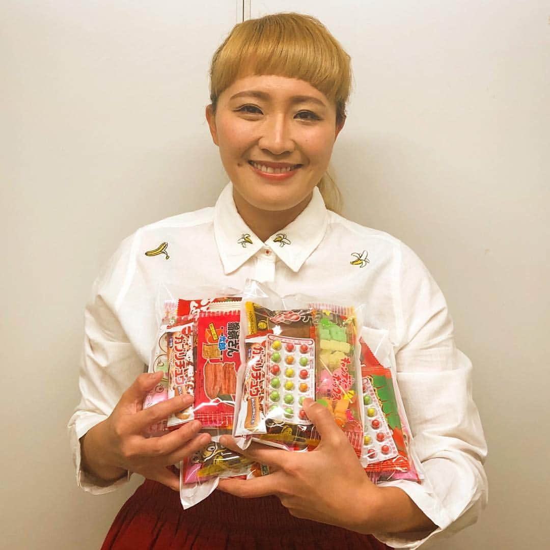 読売テレビ「ダウンタウンDX」さんのインスタグラム写真 - (読売テレビ「ダウンタウンDX」Instagram)「#丸山桂里奈 #何かと話題の #ぶっちゃけ女王 #元サッカー選手 #女子サッカー #実は #楽屋でお菓子配ってる #本番前のルーティン #アスリートにはルーティンがある #コツコツ続ける #積み重ね #駄菓子代月10万 #駄菓子業界に貢献 #懐かしの駄菓子 #ガブリチュウ #蒲焼さん太郎 #私はピーピーラムネが好き #シャツのバナナもかわいい #左手に表れる体育会系の血 #駄菓子潰れそう #ダウンタウンDX」2月12日 20時34分 - downtowndx