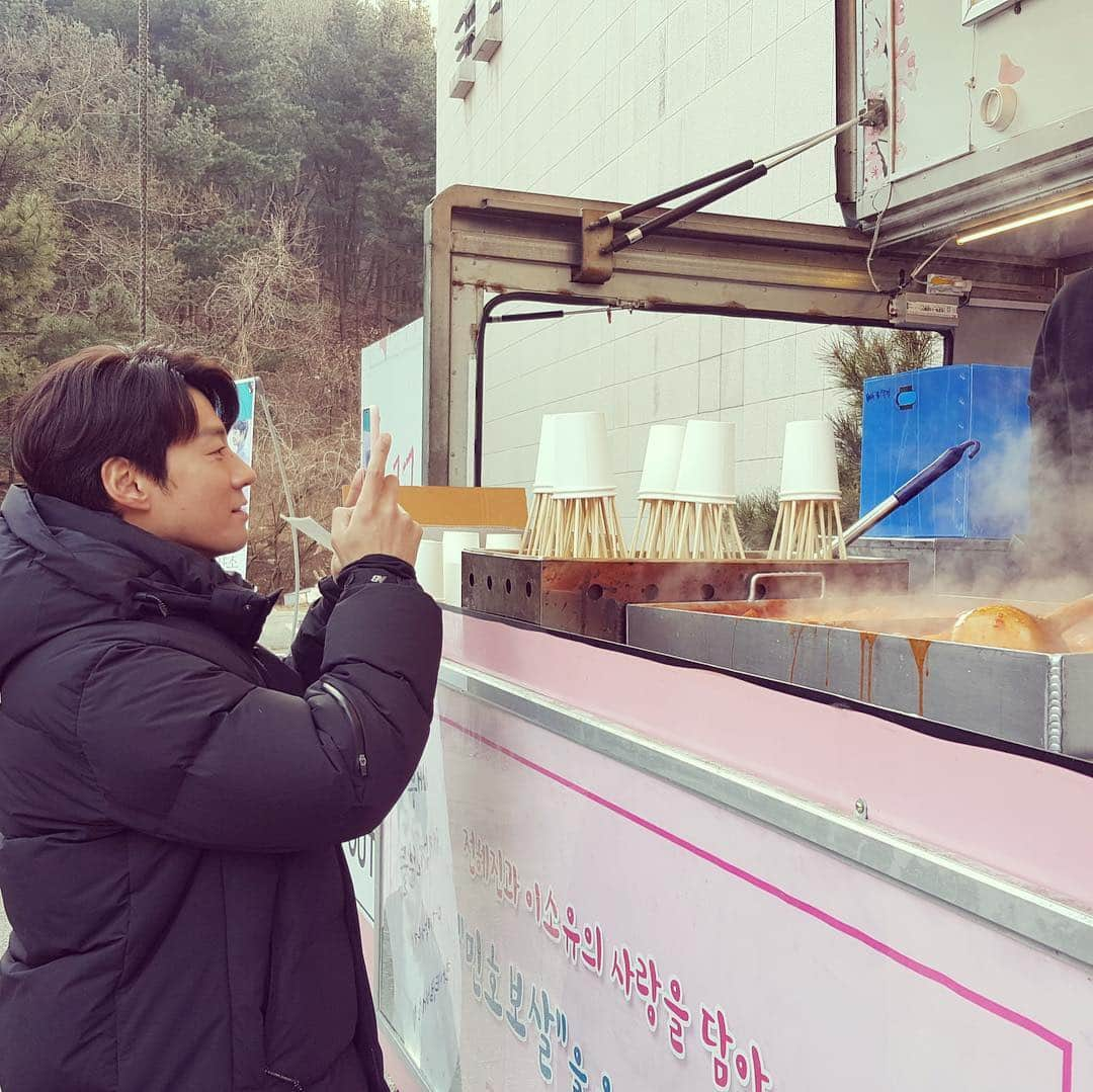 イ・チョニさんのインスタグラム写真 - (イ・チョニInstagram)「사랑이 듬뿍담긴 혜진양과 소유양의 간식차  세상에서 제일 맛있는 떡볶이와 어묵,순대,튀김 꼴라보~~!!! 최고의 선물 감사합니다~~^^!!! 사랑합니다~~~^^!!! #전혜진 #소유양 #신과의약속 #마지막까지홧팅」2月12日 20時37分 - chuny012