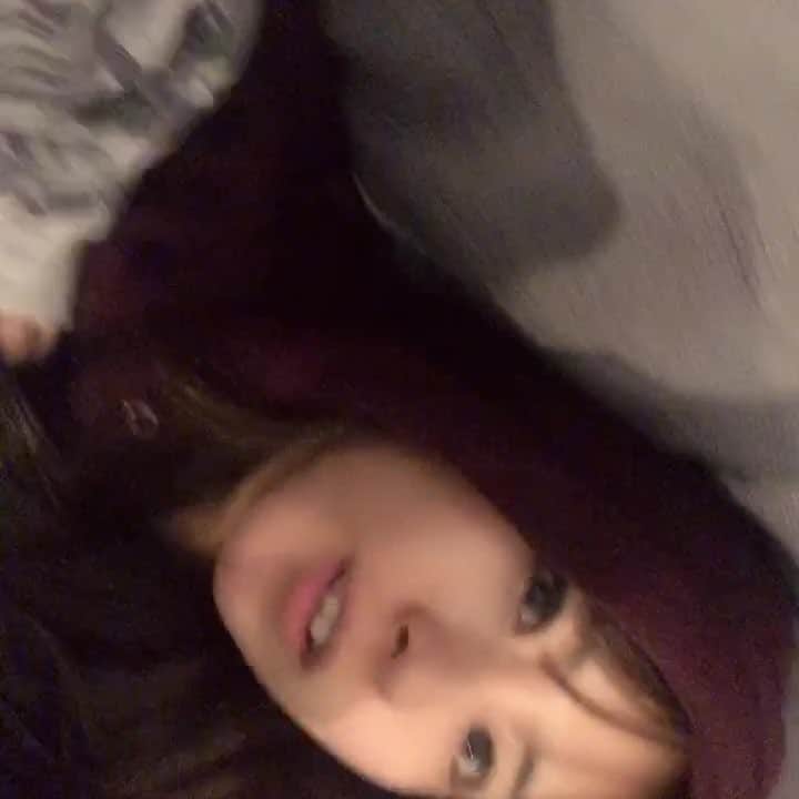 ぽこのインスタグラム：「息子と二人してフード被って遊んでたので、ツーショット自撮りしようとしたら上に乗られました👦」