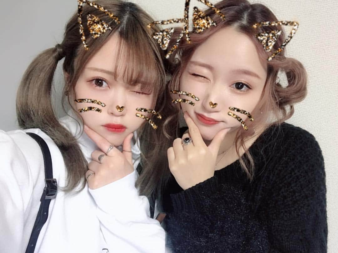 のインスタグラム：「🌹てぃまナキカフェ🌹 5/5(日)10:30-17:10 都内某所 1.2部 男装 3.4部 女の子 の完全予約4部制です🤝🌈🎊 (予約制と言っても用意した席数埋まるか不安すぎてるから来たい人はみんな来れるぐらいだと思う😂！) ずっとなかよぴの推しナキラちゃんとの念願イベントだからぜひみんな来てほしい🥰❤️㊗️㊗️㊗️ 楽しくなるように、通しで来てもらっても飽きないように、たくさん企画して私たちが世界一楽しむ精神でいるから楽しい予定だよ☺️🎉🎉🎉イベント企画したことない同士で本当にやるのか？って感じだったけどなんとか色々決まってきて初めてなりにはとても頑張ってる😂✊🔥🔥🔥 予約は3月末〜4月ごろには始める予定なのでその頃に本格的にメニュー用意したりするので、まだ先だけどとりあえず予定空けといてほしいです😼🌈 みんなと会いたい🥰🌈🌈🌈🌈 イベントについての質問とかはここで答えられたらな〜〜！と思うので気になることあったらなんでもコメントください🥳🎉🎉🎉 #てぃまナキカフェ #てぃまる と #ナキラ」