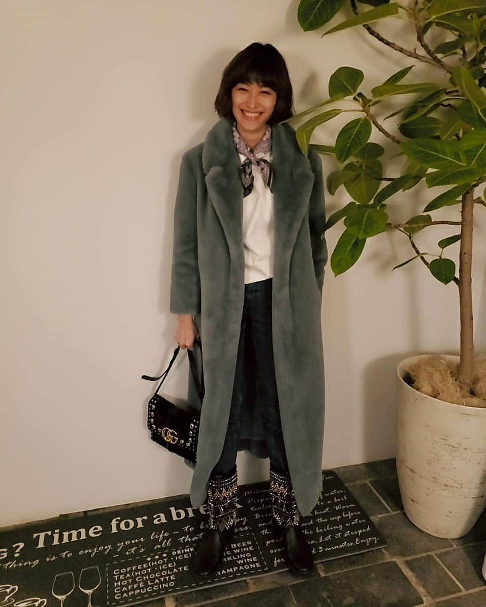 山田優さんのインスタグラム写真 - (山田優Instagram)「#outfit  #ilovedenim  #ilovetshirts  #coat ➡️ #maisondereefur @maisondereefur  #tshirt ➡️ #theweekendhotel  @the_weekend_hotel  #denim ➡️ #yanuk #yanuk×金子綾 @yanuk_official  #bandana ➡️ #hermes  @hermes  #boots ➡️ #christianlouboutin  @louboutinworld  #bag ➡️ #gucci  @gucci  #冬でもTシャツ着ちゃうよね #だって室内暑いんだもん #(笑) #着やすい厚手のやつ #金子綾コラボ #最高に履きやすい  @ayaaa0707」2月12日 12時14分 - yu_yamada_