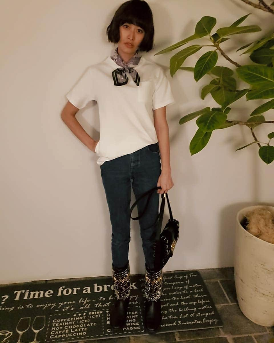 山田優さんのインスタグラム写真 - (山田優Instagram)「#outfit  #ilovedenim  #ilovetshirts  #coat ➡️ #maisondereefur @maisondereefur  #tshirt ➡️ #theweekendhotel  @the_weekend_hotel  #denim ➡️ #yanuk #yanuk×金子綾 @yanuk_official  #bandana ➡️ #hermes  @hermes  #boots ➡️ #christianlouboutin  @louboutinworld  #bag ➡️ #gucci  @gucci  #冬でもTシャツ着ちゃうよね #だって室内暑いんだもん #(笑) #着やすい厚手のやつ #金子綾コラボ #最高に履きやすい  @ayaaa0707」2月12日 12時14分 - yu_yamada_