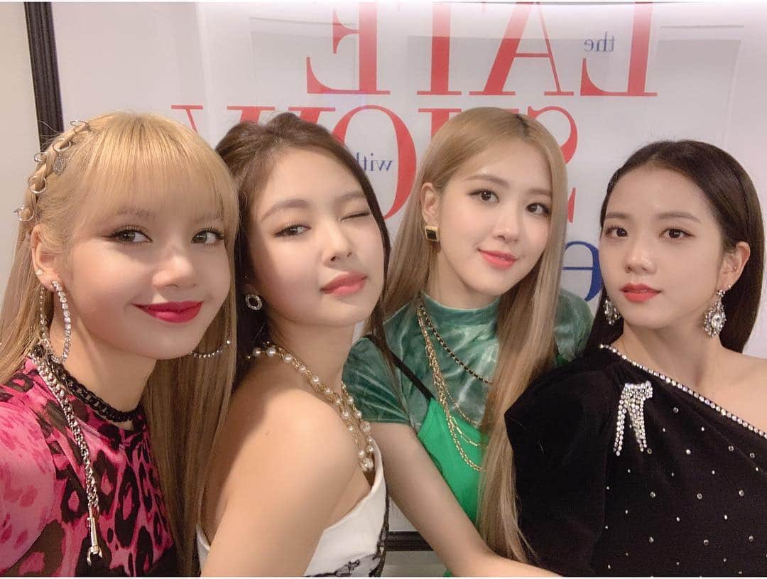 BLACKPINKさんのインスタグラム写真 - (BLACKPINKInstagram)「Stay tuned for our appearance on ‘The Late Show with Stephen Colbert’ 🖤💖 @colbertlateshow」2月12日 12時15分 - blackpinkofficial