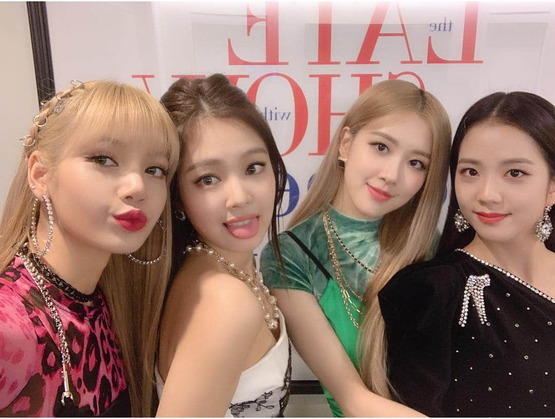 BLACKPINKさんのインスタグラム写真 - (BLACKPINKInstagram)「Stay tuned for our appearance on ‘The Late Show with Stephen Colbert’ 🖤💖 @colbertlateshow」2月12日 12時15分 - blackpinkofficial