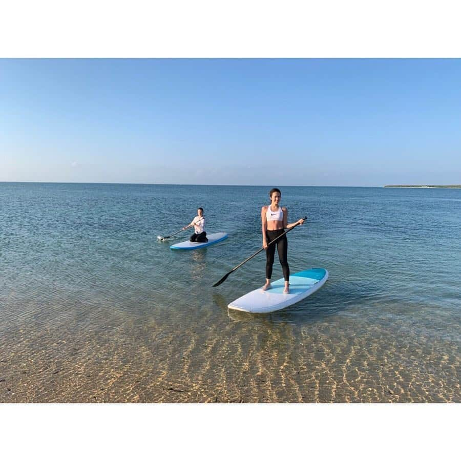 安藤絵里菜さんのインスタグラム写真 - (安藤絵里菜Instagram)「小浜島pic続きます🐠🐡🐠🐡 . 加工なしのこの透明度…🤤 ロケでしか経験した事なかったSUP 貸切状態で思いきり堪能しました💓 下手くそでトロいけど🤣🤣笑 しかも、板の向きが逆のままずっと漕いでて（笑） どおりで前に進まないわけだ😂 腕つる〜〜〜（笑） . 親愛なるヨギーニ達と❤️ . .  #海#trip#沖縄#小浜島#リトリート#SUP#ヨガ#旅行#旅行好きな人と繋がりたい#水着#美脚#美尻#美意識#腹筋#小顔#モチベーション#食べたい#痩せたい女子力#ダイエット#筋トレ#筋トレ女子#公開ダイエット#食べて痩せる#産後ダイエット#ダイエット記録#ダイエッターさんと繋がりたい#instagood#instadaily#followｍe#f4f」2月12日 12時16分 - andoerina_official