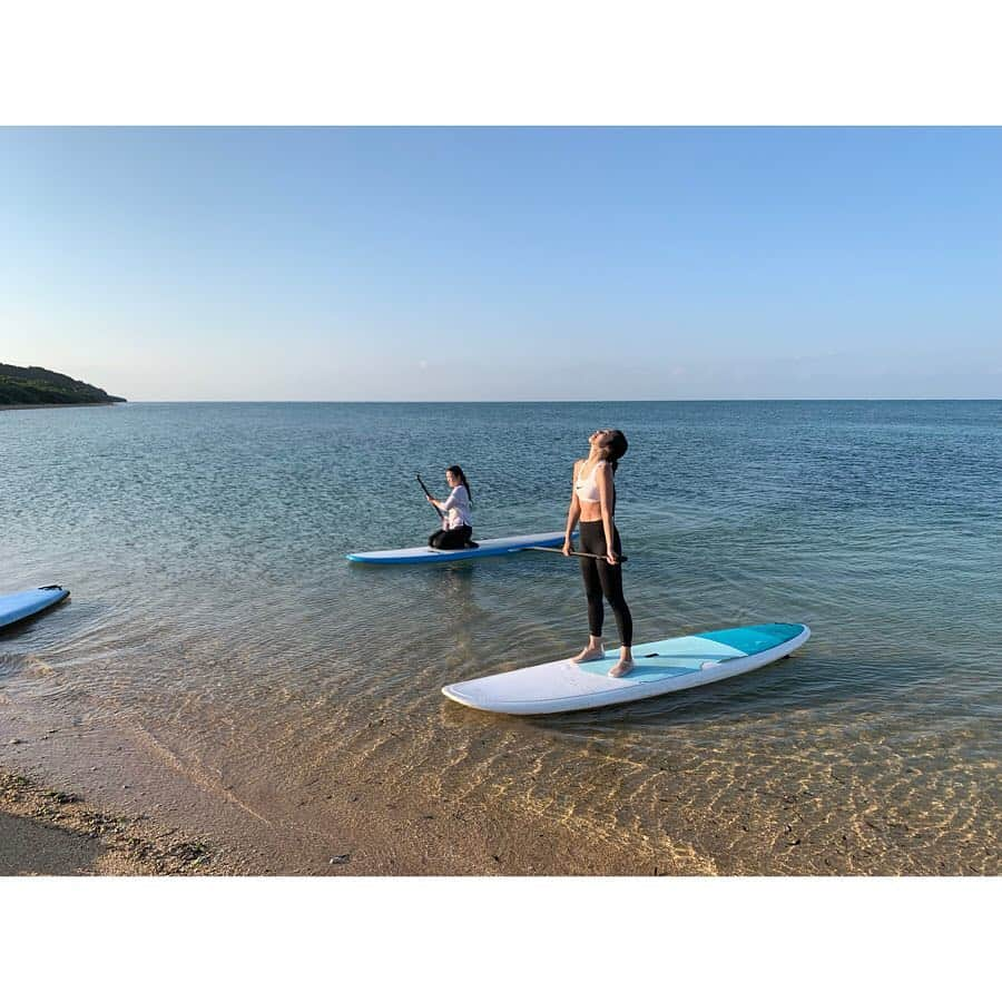 安藤絵里菜さんのインスタグラム写真 - (安藤絵里菜Instagram)「小浜島pic続きます🐠🐡🐠🐡 . 加工なしのこの透明度…🤤 ロケでしか経験した事なかったSUP 貸切状態で思いきり堪能しました💓 下手くそでトロいけど🤣🤣笑 しかも、板の向きが逆のままずっと漕いでて（笑） どおりで前に進まないわけだ😂 腕つる〜〜〜（笑） . 親愛なるヨギーニ達と❤️ . .  #海#trip#沖縄#小浜島#リトリート#SUP#ヨガ#旅行#旅行好きな人と繋がりたい#水着#美脚#美尻#美意識#腹筋#小顔#モチベーション#食べたい#痩せたい女子力#ダイエット#筋トレ#筋トレ女子#公開ダイエット#食べて痩せる#産後ダイエット#ダイエット記録#ダイエッターさんと繋がりたい#instagood#instadaily#followｍe#f4f」2月12日 12時16分 - andoerina_official