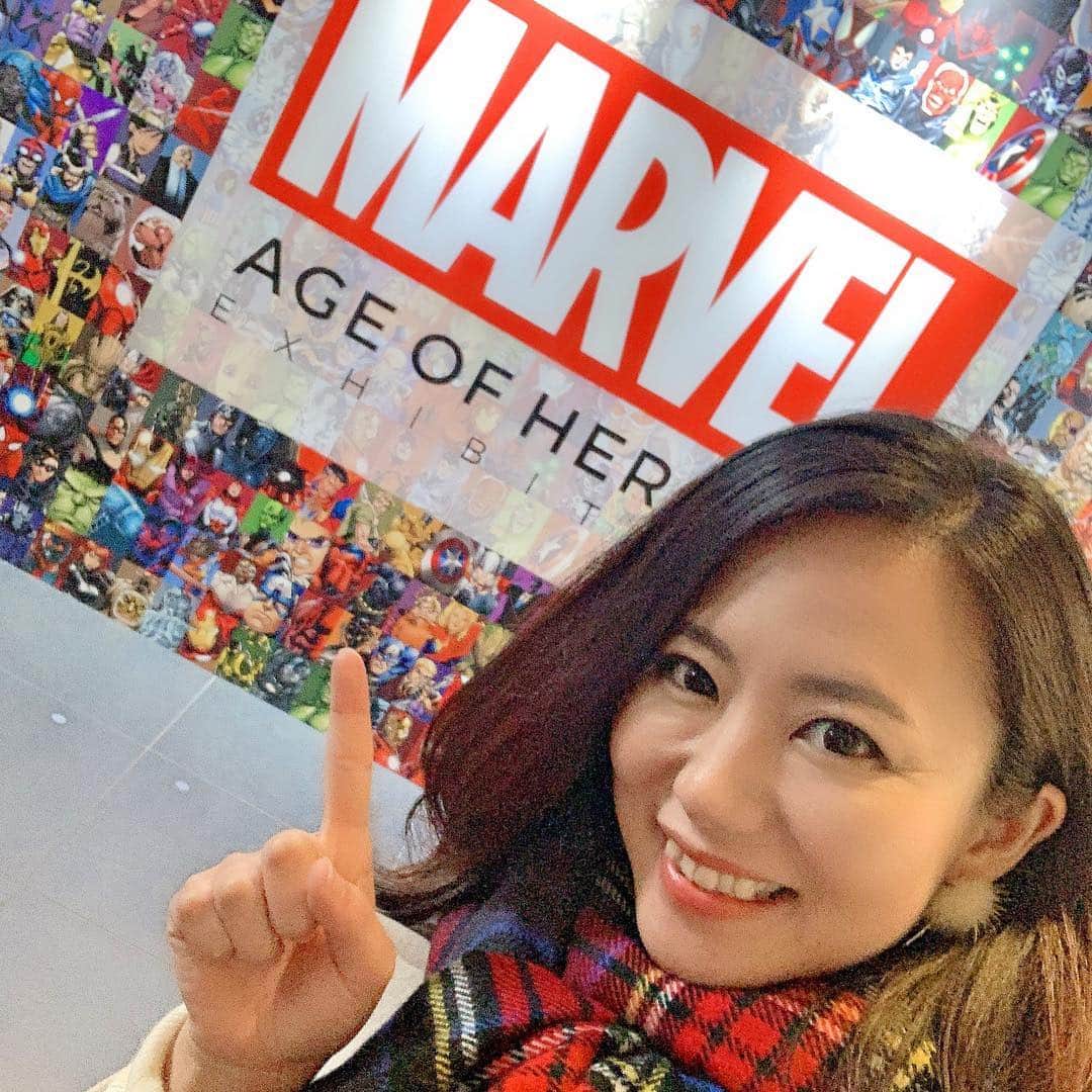 長嶺菜菜子のインスタグラム：「大好きなマーベル展に行ってきた(♡︎ˊ艸ˋ♡︎) . . マーベルシリーズのヒーロー映画 好きなんだよね( ˭̵̵̵̵͈́◡︎˭̵̵̵͈̀ )ˉ̞̭ . . 特に好きなのは マイティーソー . ソーがイケメン過ぎる . ブラックウィドウも女性としてカッコよすぎる . . マーベル映画シリーズの アベンジャーズは 時系列に観ないと混乱する🤣🤣 . 作品と作品がリンクしてたり 話が繋がったりする . だから面白いのもある😍 . . 毎回新作が出るの楽しみだけど . 主人公や登場人物の名前を覚えるのが苦手な私にとって 毎回思い出すのに苦労してる笑笑 . . 3月公開のキャプテン マーベル🦸‍♀️が待ち遠しい❤️ . . #マーベル展 #グランフロント大阪 #マーベル好きにはたまらん #marvel #アベンジャーズ #アベンジャーズシリーズ好き #映画好き #アメコミ #DCよりもマーベル #マイティーソー #ブラックウィドウ #アベンジャーズ制覇 #うちなんちゅ #沖縄出身 #八重歯 #でこっぱち」