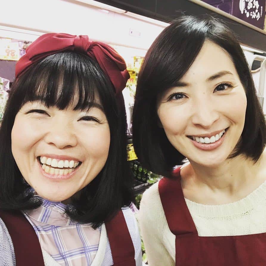 白洲美加の世界のインスタグラム：「イイ女風店長の三郷さんと。 早速うまくやれちゃってる！ #大人の色気 #こころママとは違うね #なんか危険な香り〜」
