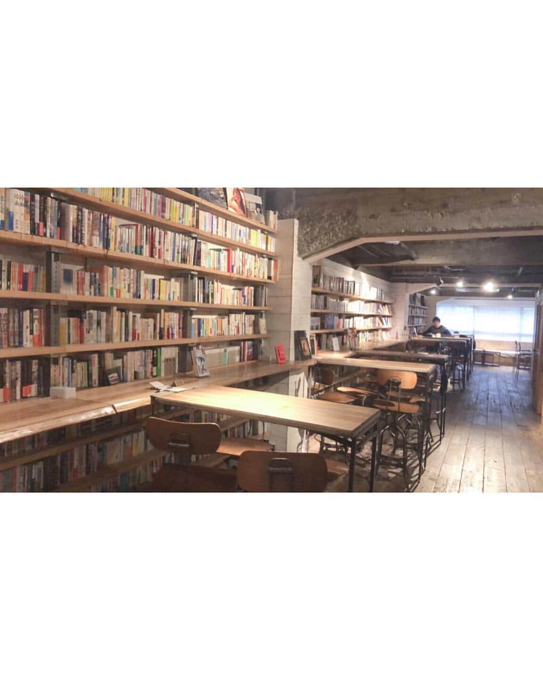 yumiさんのインスタグラム写真 - (yumiInstagram)「. やっほゆみだよ📚 渋谷にこんな静かな隠れ家的な図書室があるなんて素敵✨ 一人でぼーっと自分の世界に入り込める✨ ドリンクやフードのオーダーも可能だなんてずっといれるやん🤤📚🌭🥤 期間限定で #PloomTECH のレンタルも喫煙も可能だそうです🙋‍♂️ . . #PR #森の図書室 #読書好き #夜の図書室 #図書室 #プルームテック」2月12日 14時32分 - yumiiiiiiiii_