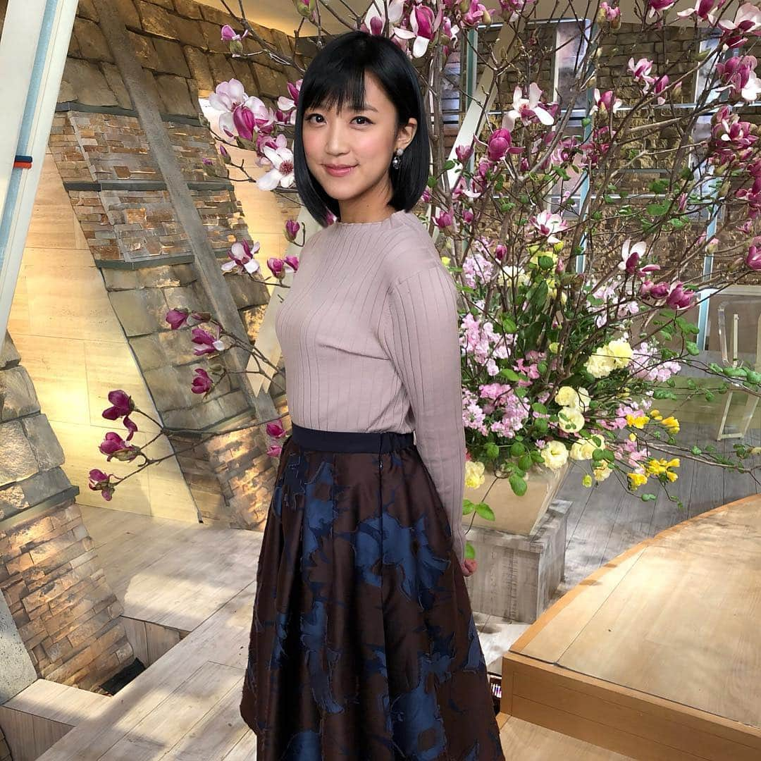 竹内由恵さんのインスタグラム写真 - (竹内由恵Instagram)「先週の衣装です^_^１枚目のワンピースは個人的にも欲しいなと気になりました♩よかったら参考にしてください！ １枚目 ワンピース BEIGE ,(ベイジ, ) ￼２枚目 ニット・パンツ BEIGE, (ベイジ, ) ￼３枚目 ニット・パンツ BEIGE, (ベイジ, ) ￼４枚目 ニット・スカート 7-IDconcept.(セブンアイディーコンセプト) ５枚目 ワンピース BEIGE, (ベイジ, ) #アナウンサー衣装#beige #7idconcept」2月12日 14時47分 - yoshie0takeuchi